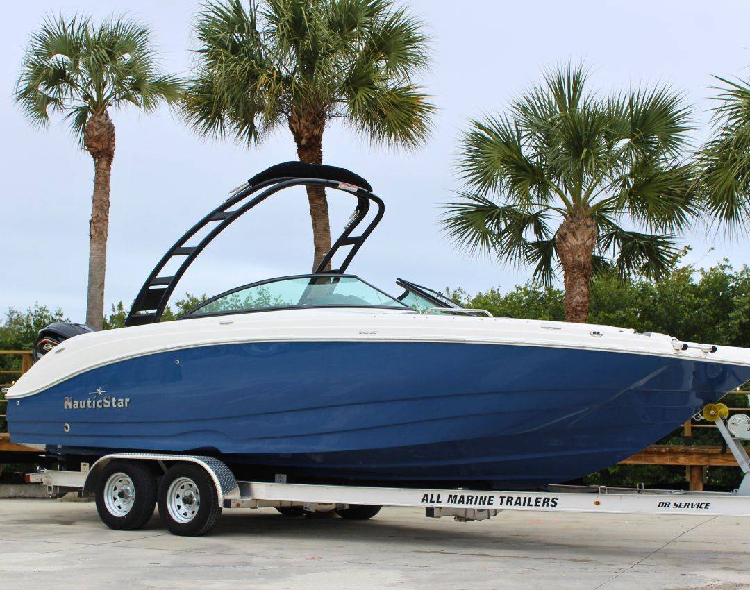 2023 Nauticstar 243 DC Deck