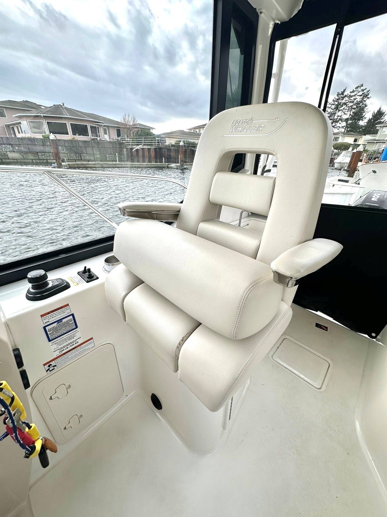 Pre-Owned 2021 Boston whaler 325 Conquest for Sale | Vancouver, BC | M&P Yacht Centre