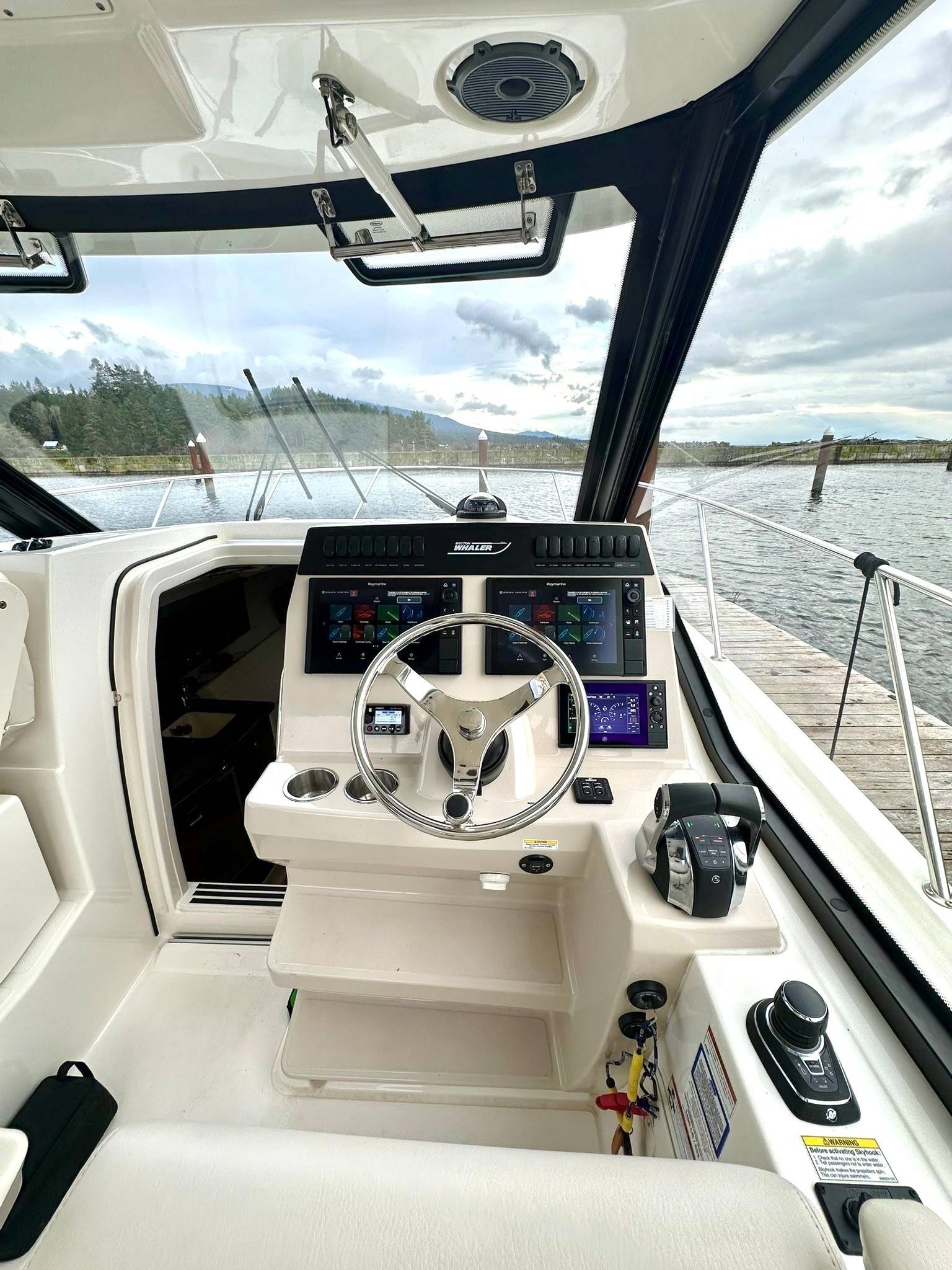 Pre-Owned 2021 Boston whaler 325 Conquest for Sale | Vancouver, BC | M&P Yacht Centre