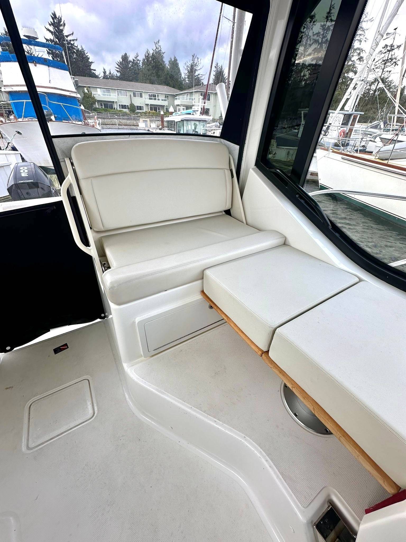 Pre-Owned 2021 Boston whaler 325 Conquest for Sale | Vancouver, BC | M&P Yacht Centre