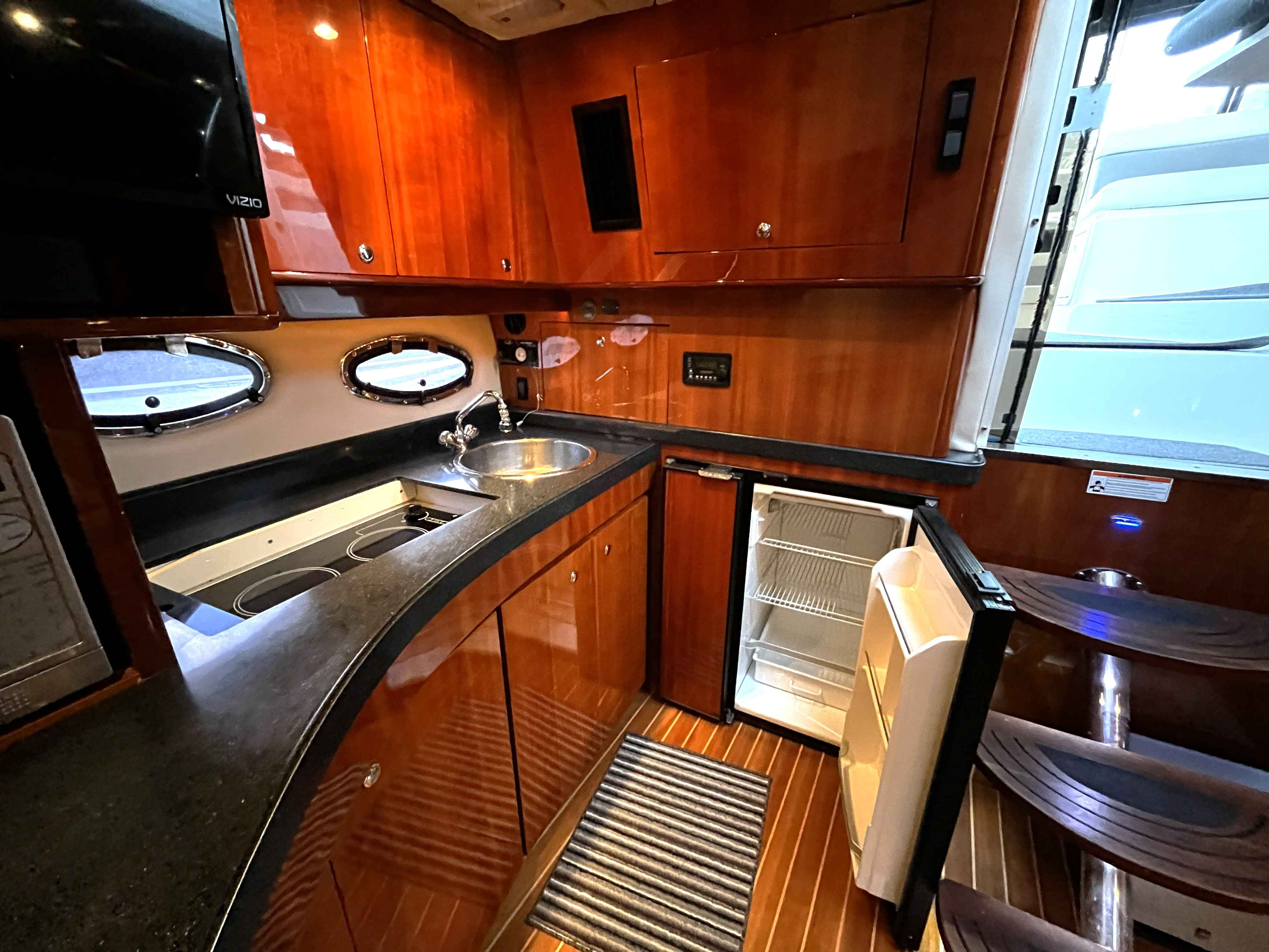 Pre-Owned 2008 Regal Commodore 4460 for Sale | Vancouver, BC | M&P Yacht Centre