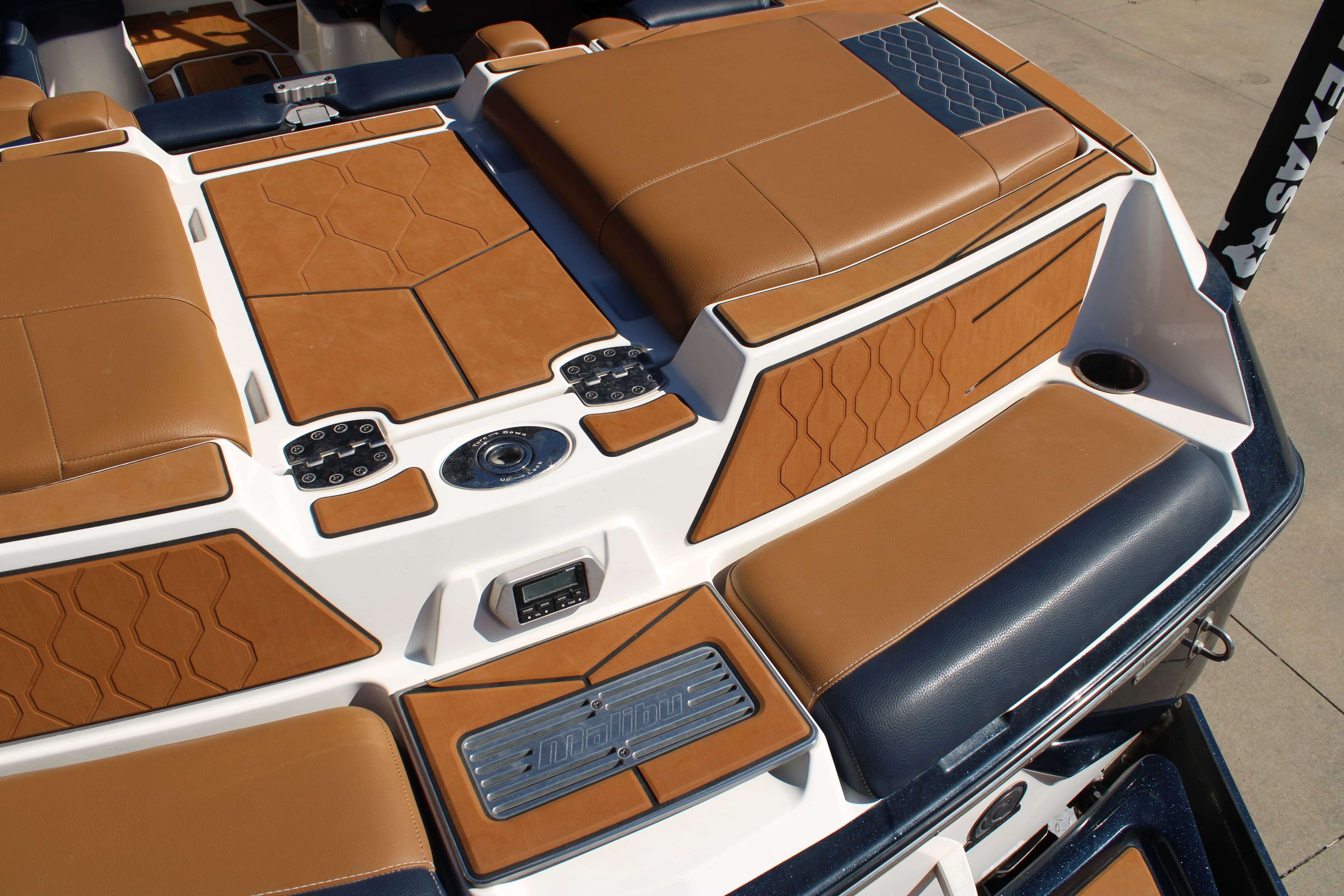 2021 Malibu Boats M220-10