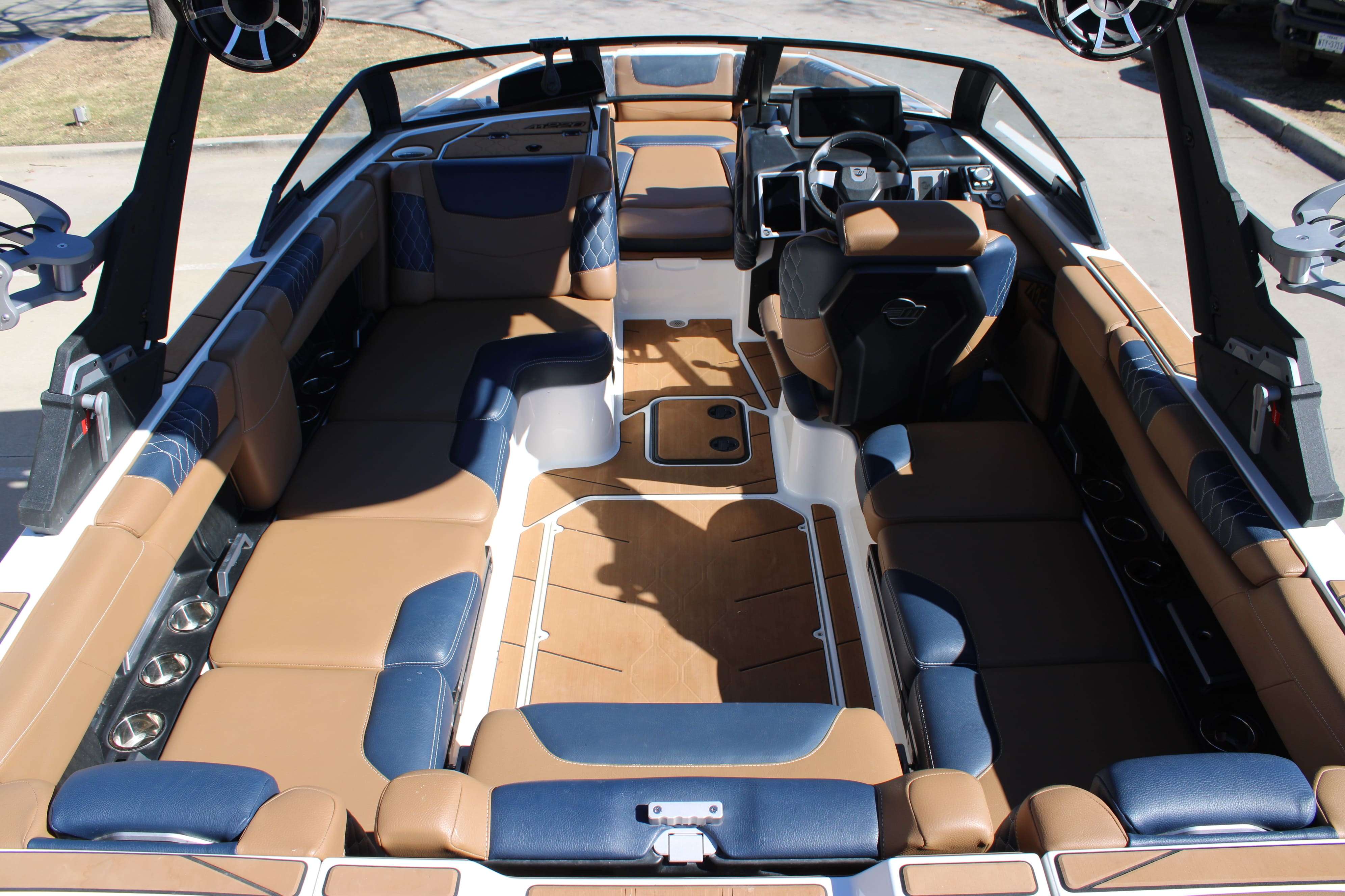 2021 Malibu Boats M220-11