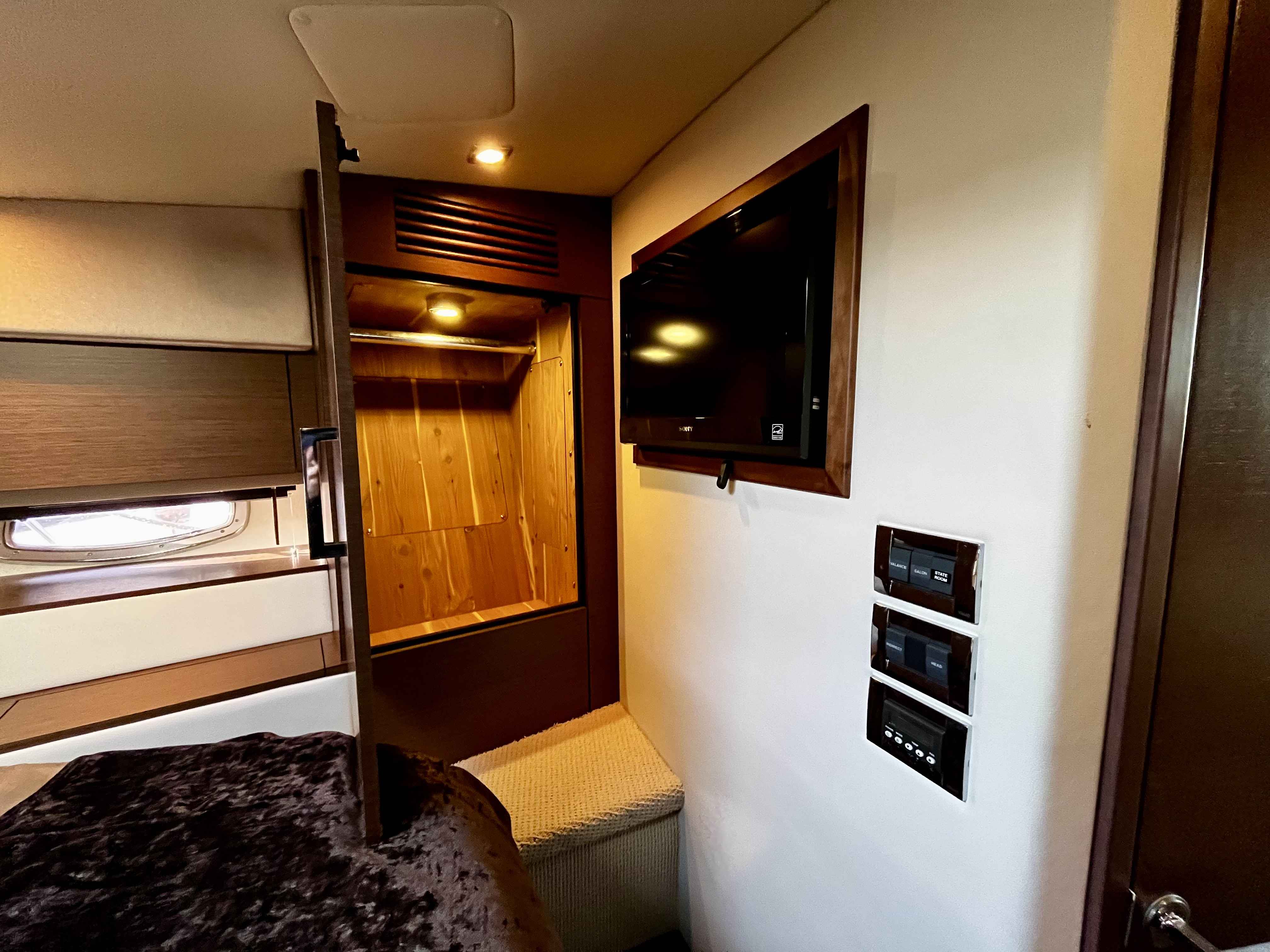 Pre-Owned 2012 Sea ray 450 Sundancer for Sale | Vancouver, BC | M&P Yacht Centre