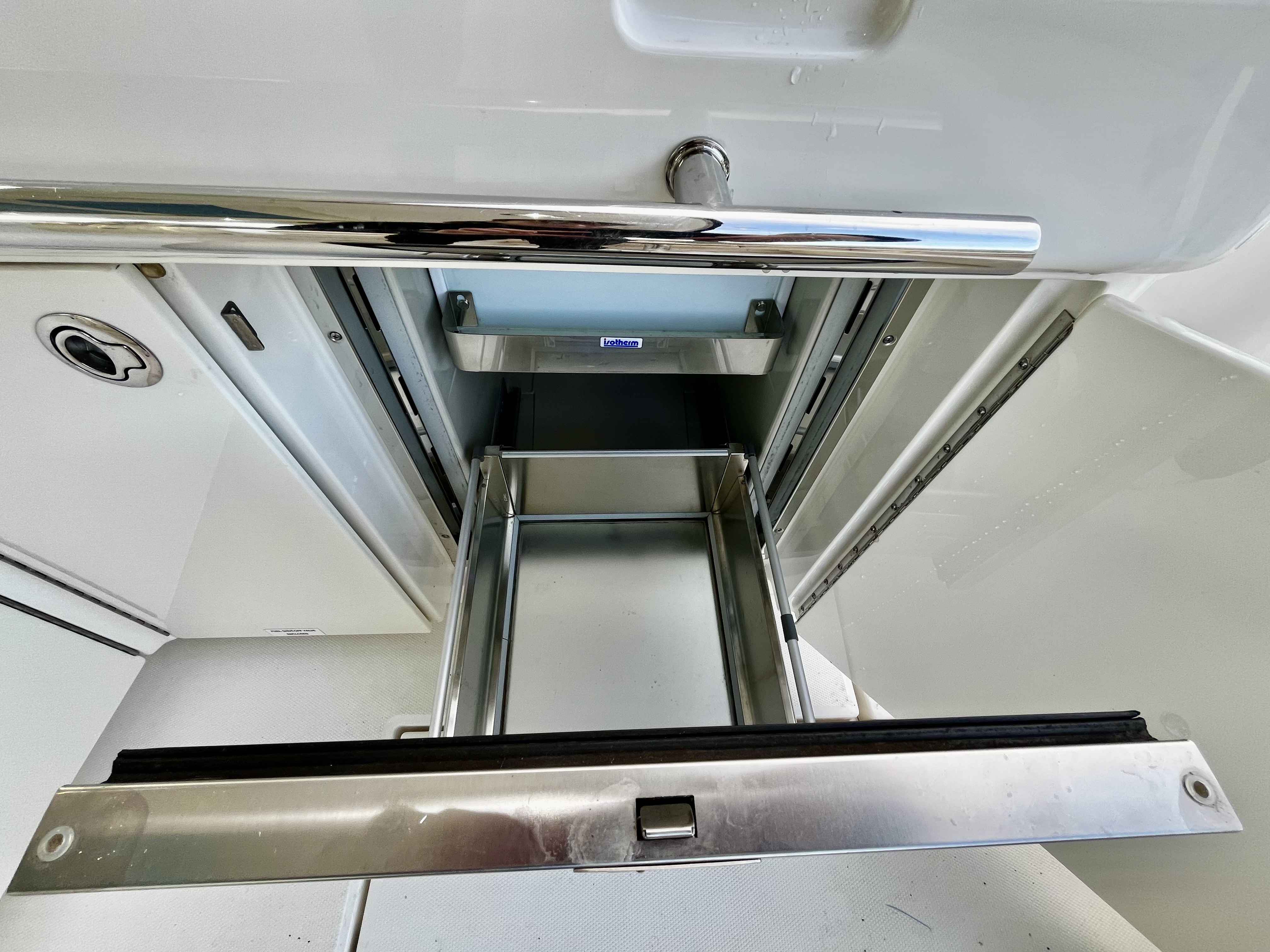 Pre-Owned 2012 Sea ray 450 Sundancer for Sale | Vancouver, BC | M&P Yacht Centre