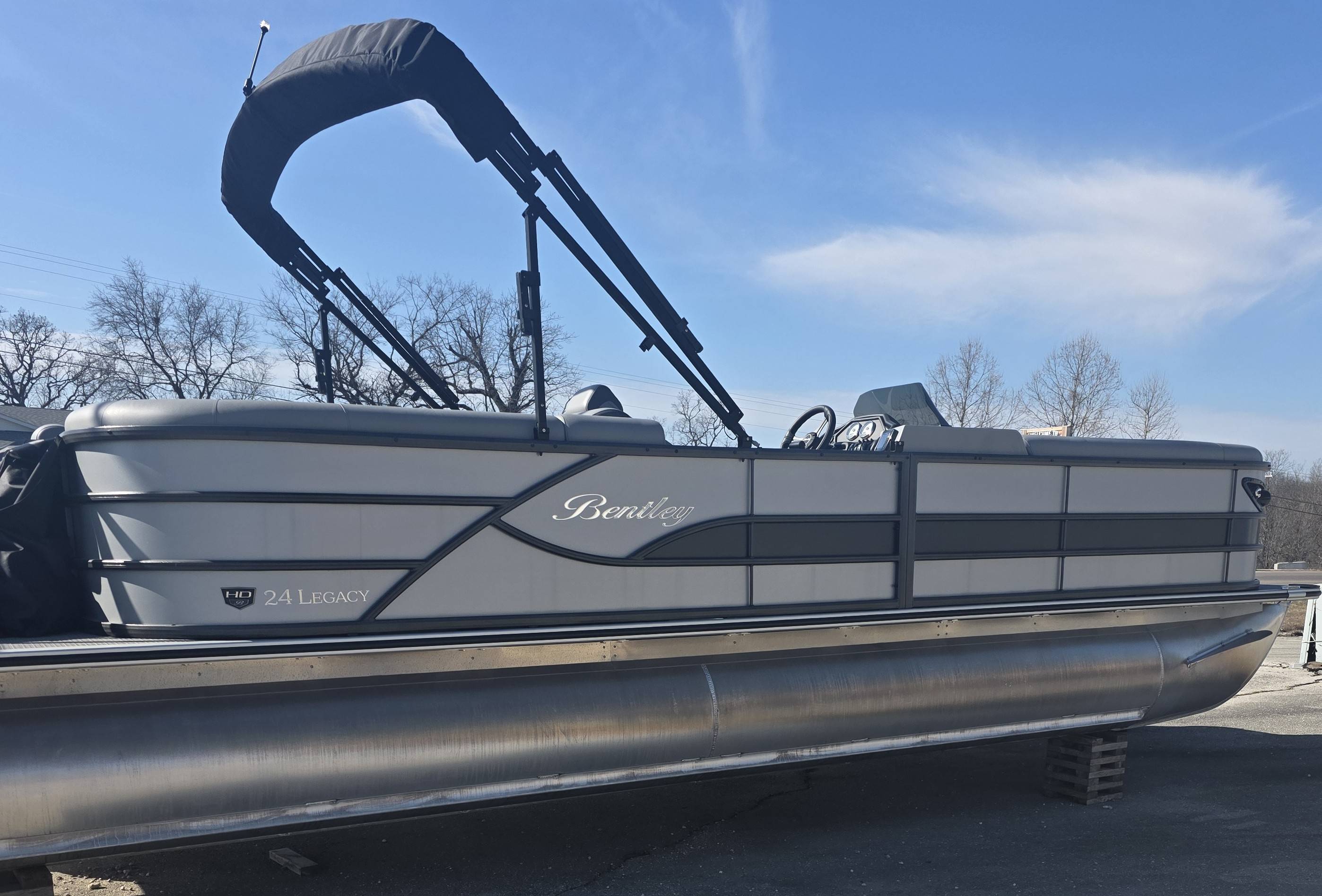 2025 Bentley Legacy 243 Navigator