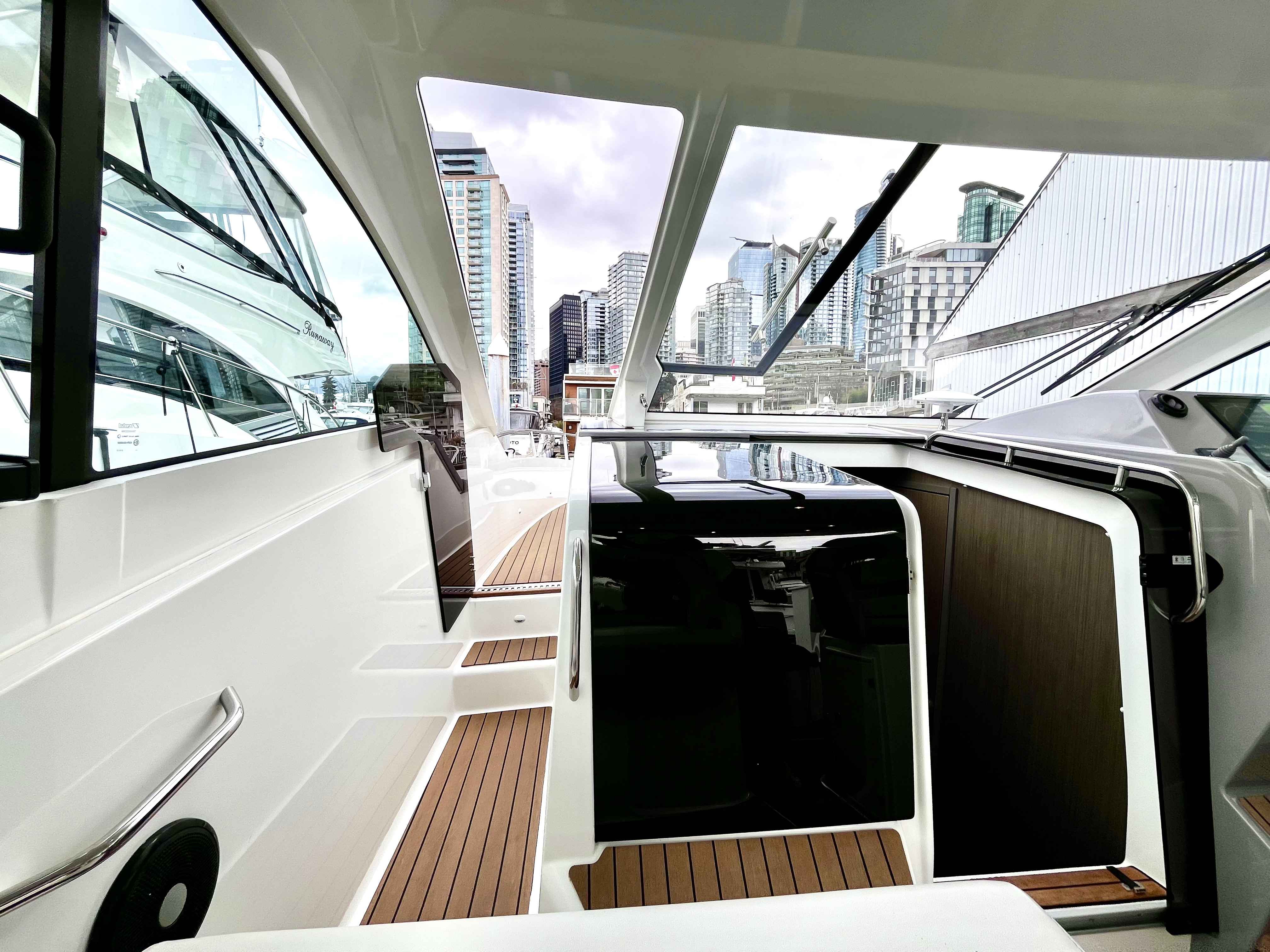 Pre-Owned 2023 Beneteau Gran Turismo 32 for Sale | Vancouver, BC | M&P Yacht Centre