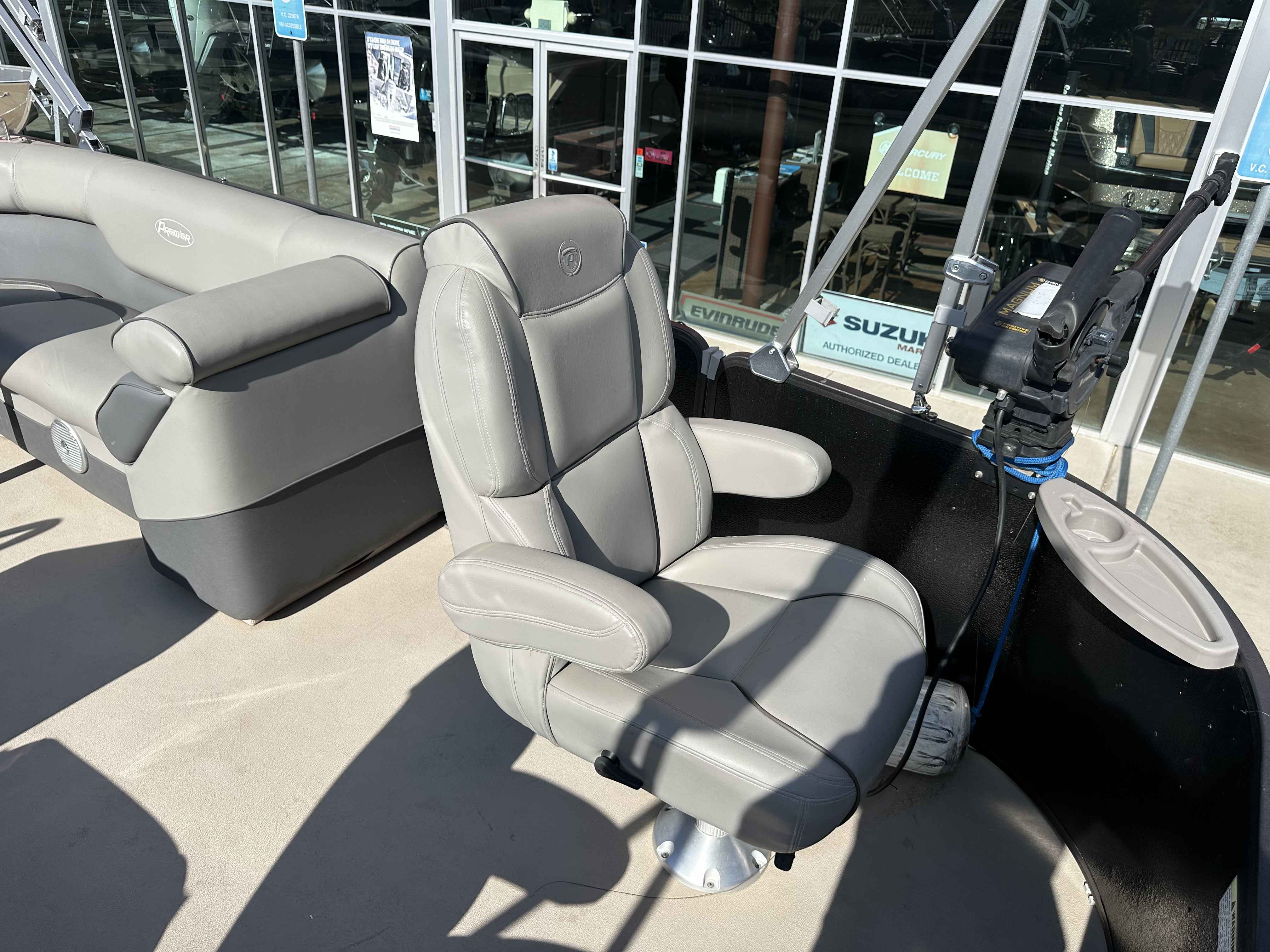 2014 Premier 221 EXPLORER-16