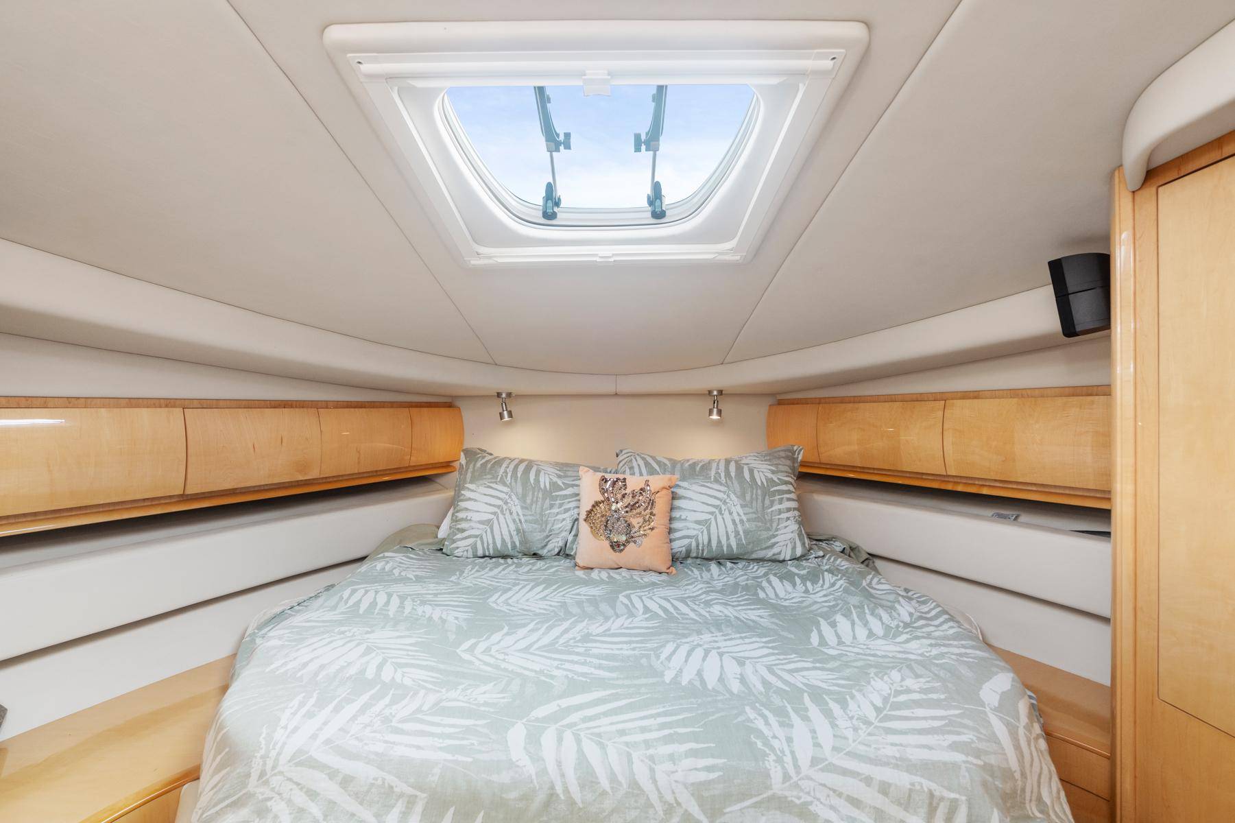 Pre-Owned 2005 Sea ray 500 Sundancer for Sale | Vancouver, BC | M&P Yacht Centre | 69d55f928c0622187f07382c