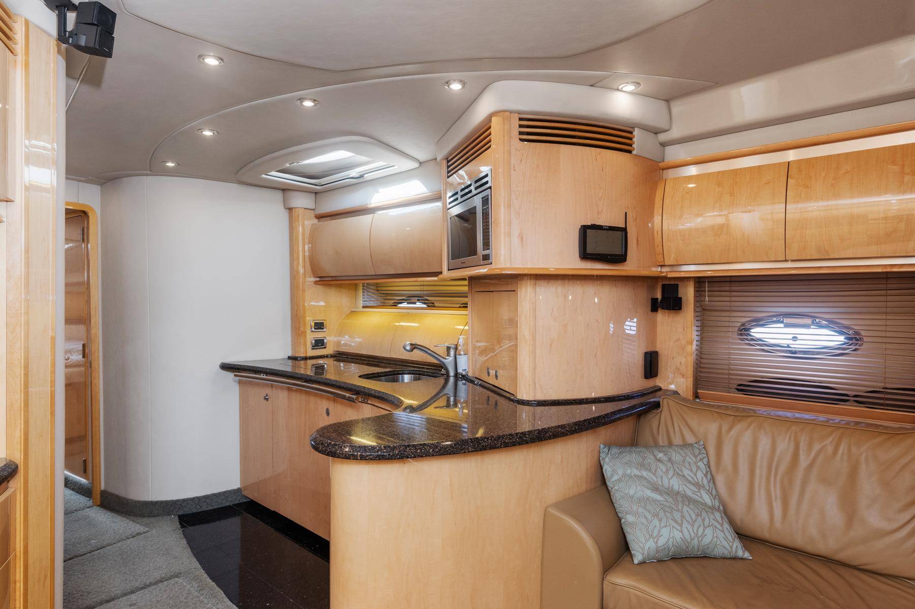 Pre-Owned 2005 Sea ray 500 Sundancer for Sale | Vancouver, BC | M&P Yacht Centre | 69d55f928c0622187f07382c