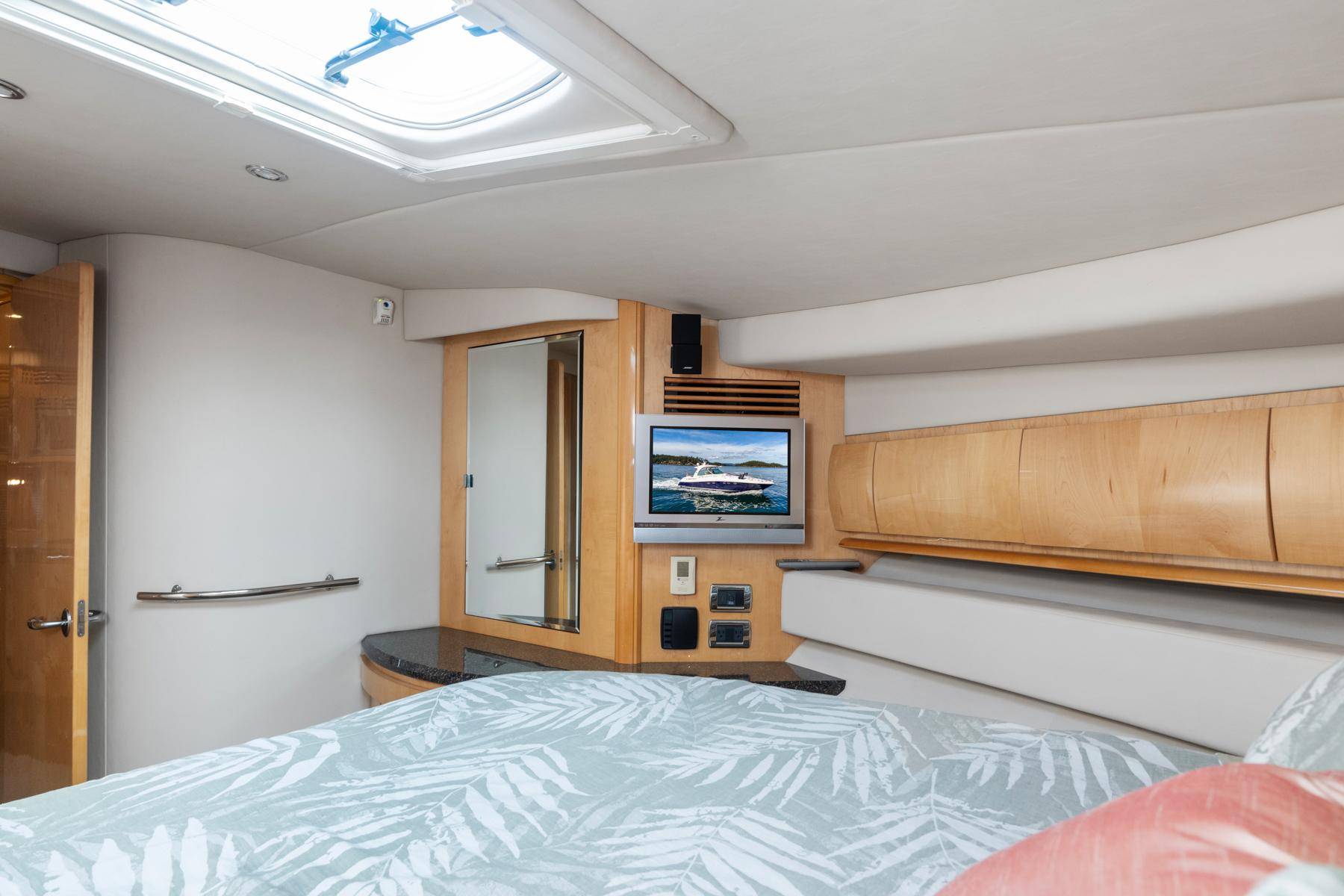 Pre-Owned 2005 Sea ray 500 Sundancer for Sale | Vancouver, BC | M&P Yacht Centre | 69d55f928c0622187f07382c