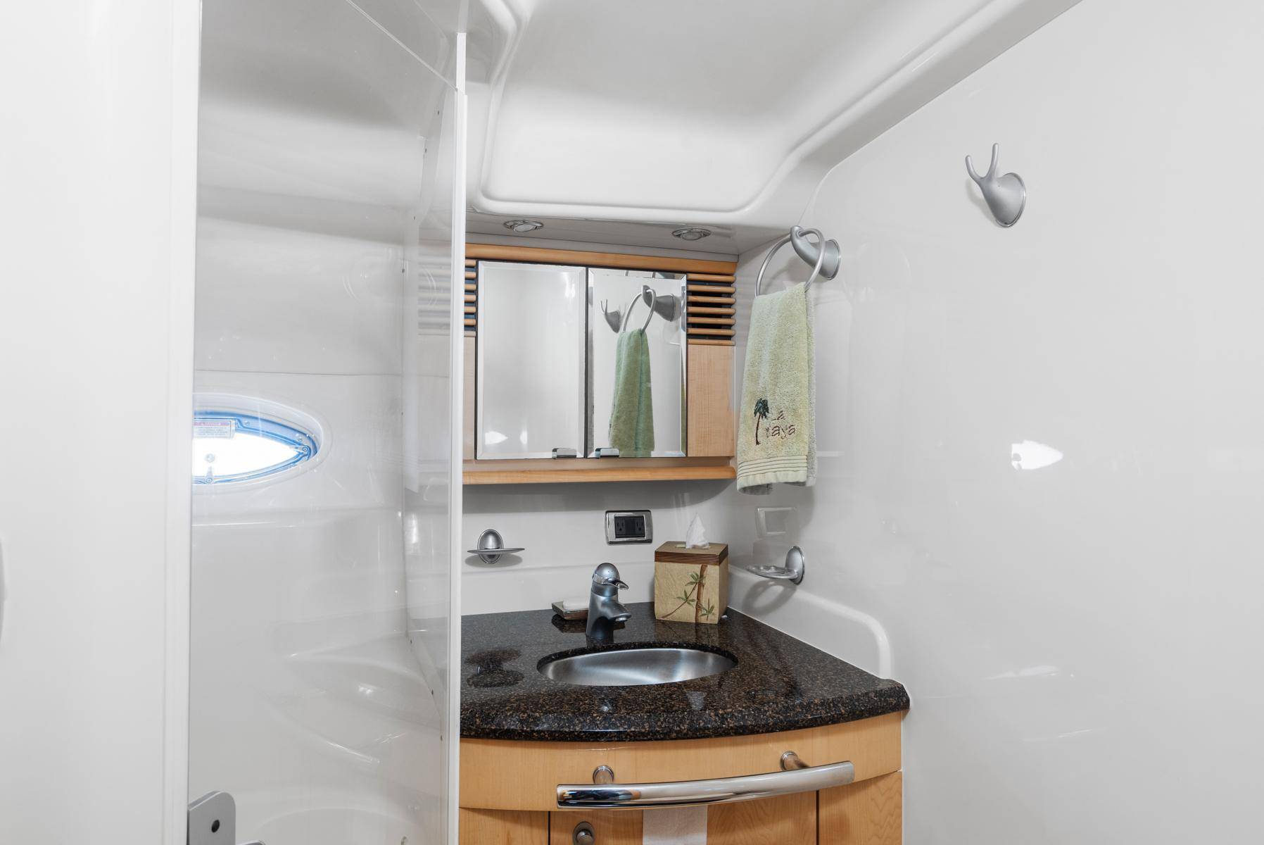 Pre-Owned 2005 Sea ray 500 Sundancer for Sale | Vancouver, BC | M&P Yacht Centre | 69d55f928c0622187f07382c