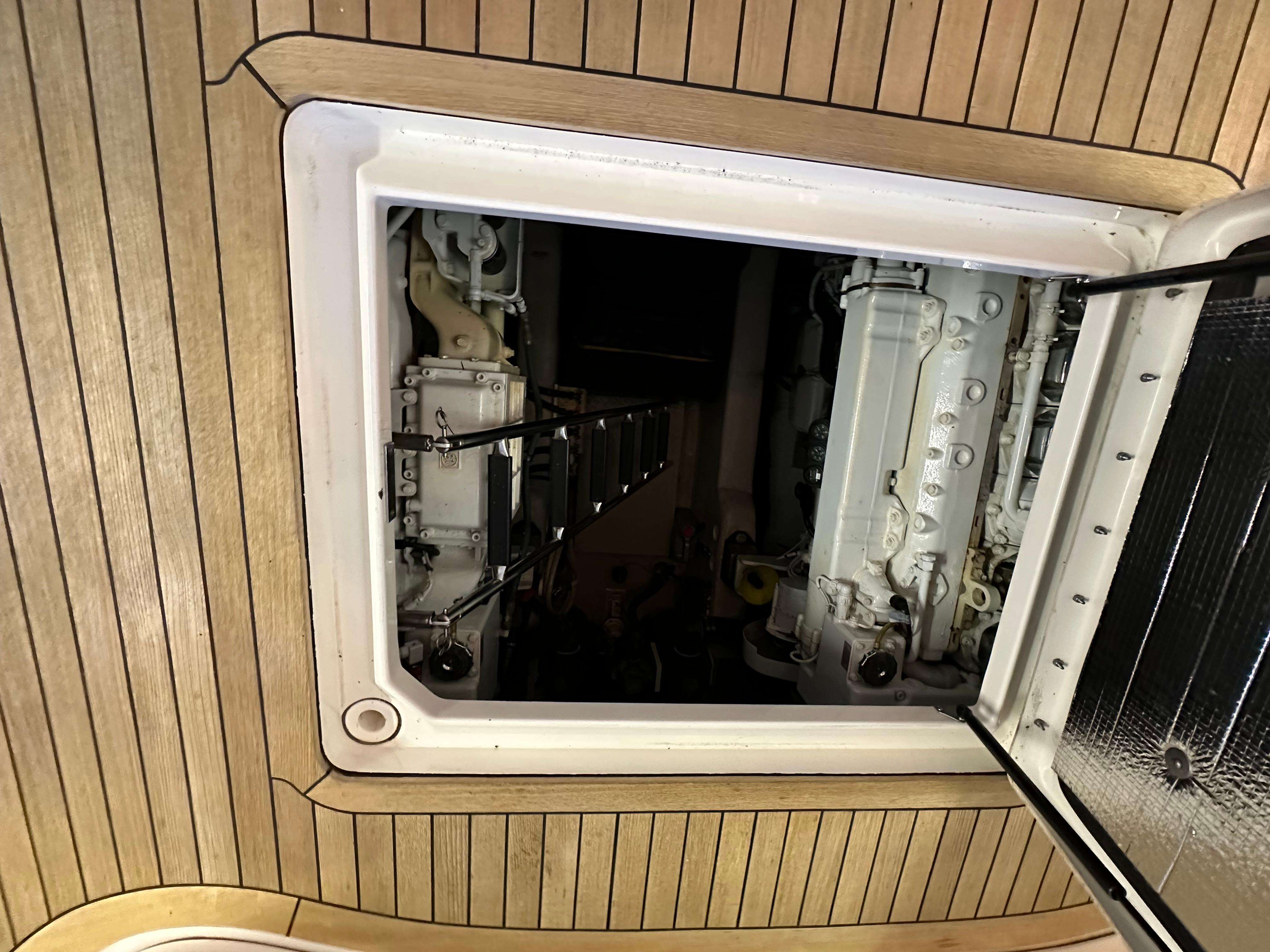 Pre-Owned 2005 Sea ray 500 Sundancer for Sale | Vancouver, BC | M&P Yacht Centre | 69d55f928c0622187f07382c