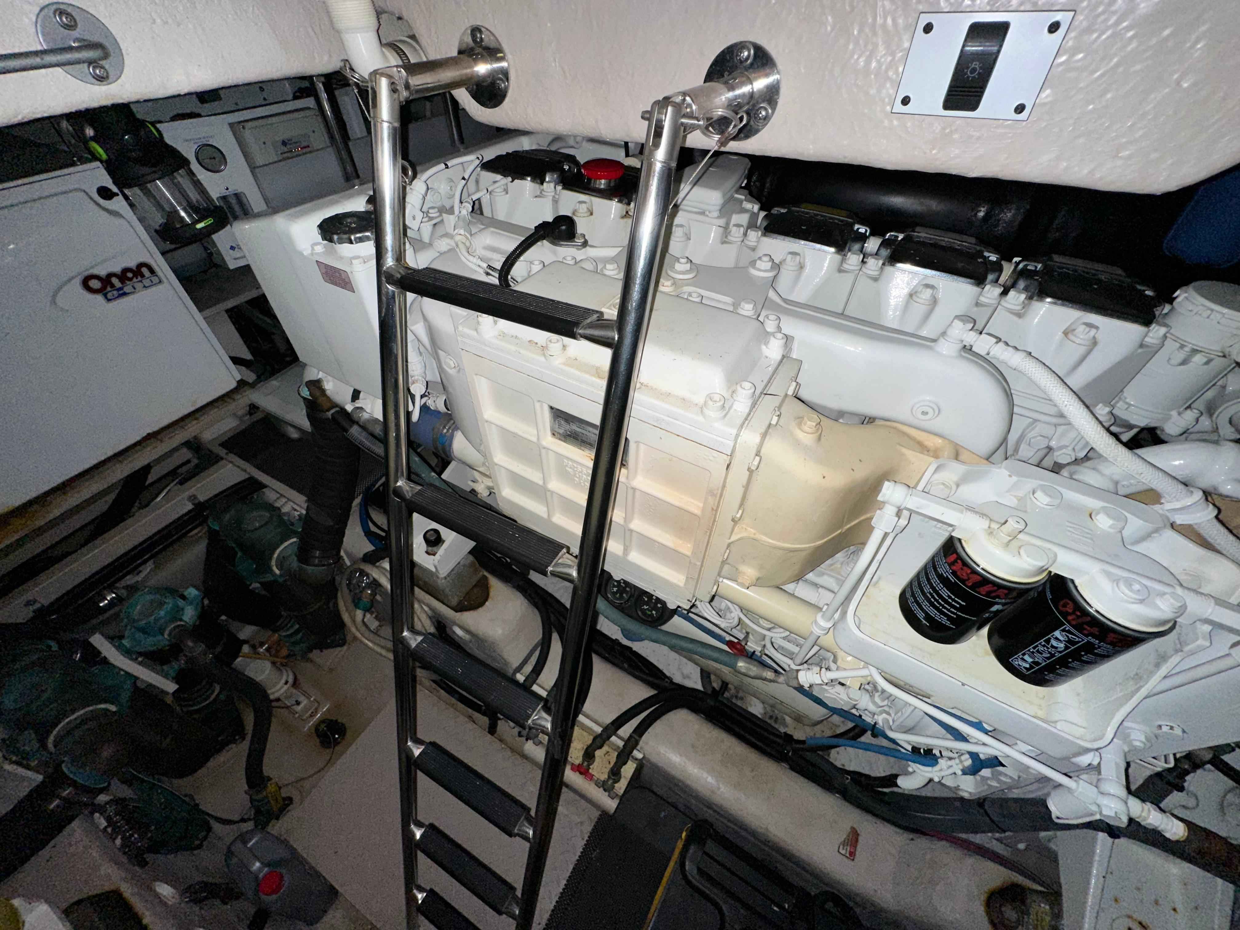 Pre-Owned 2005 Sea ray 500 Sundancer for Sale | Vancouver, BC | M&P Yacht Centre | 69d55f928c0622187f07382c