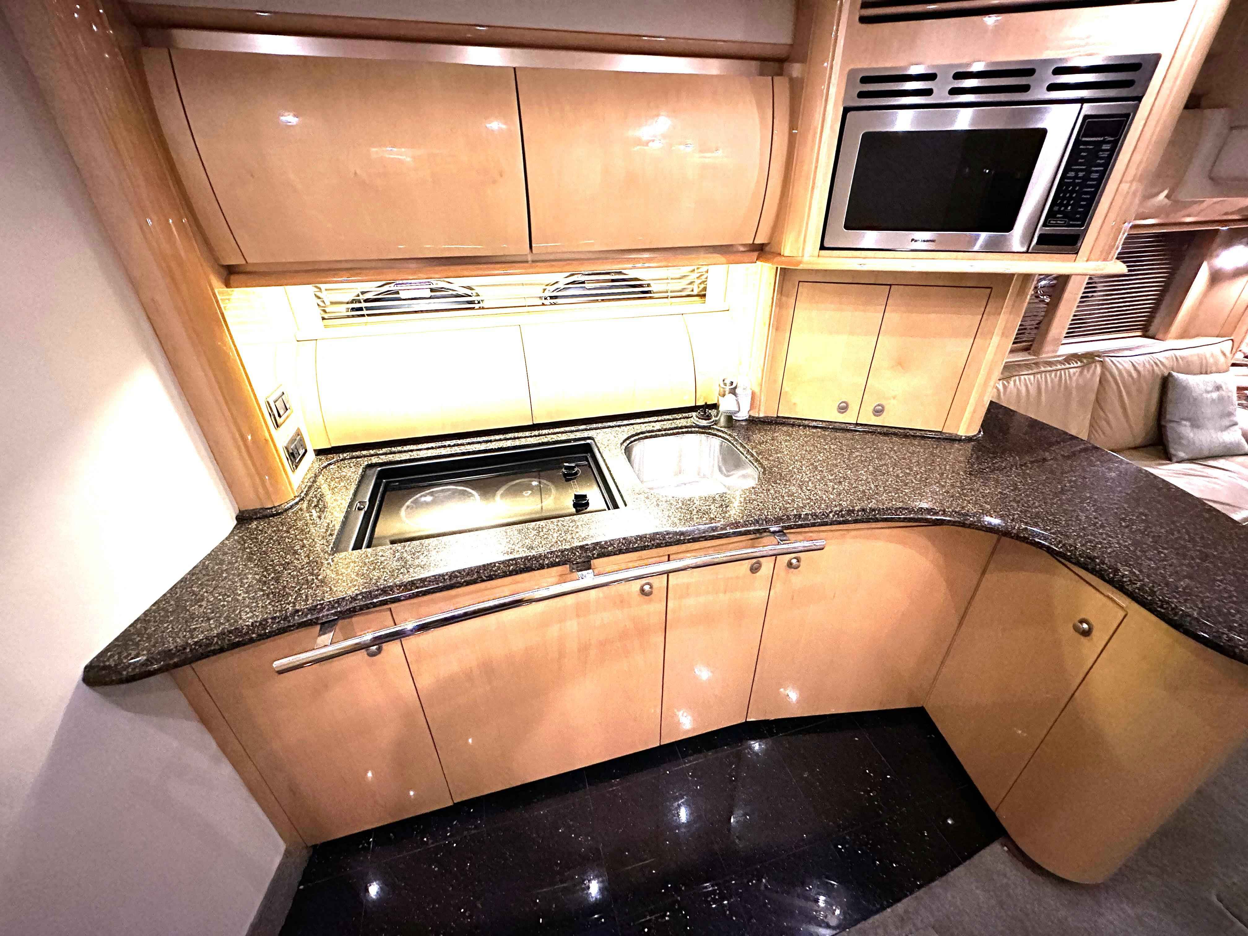 Pre-Owned 2005 Sea ray 500 Sundancer for Sale | Vancouver, BC | M&P Yacht Centre | 69d55f928c0622187f07382c