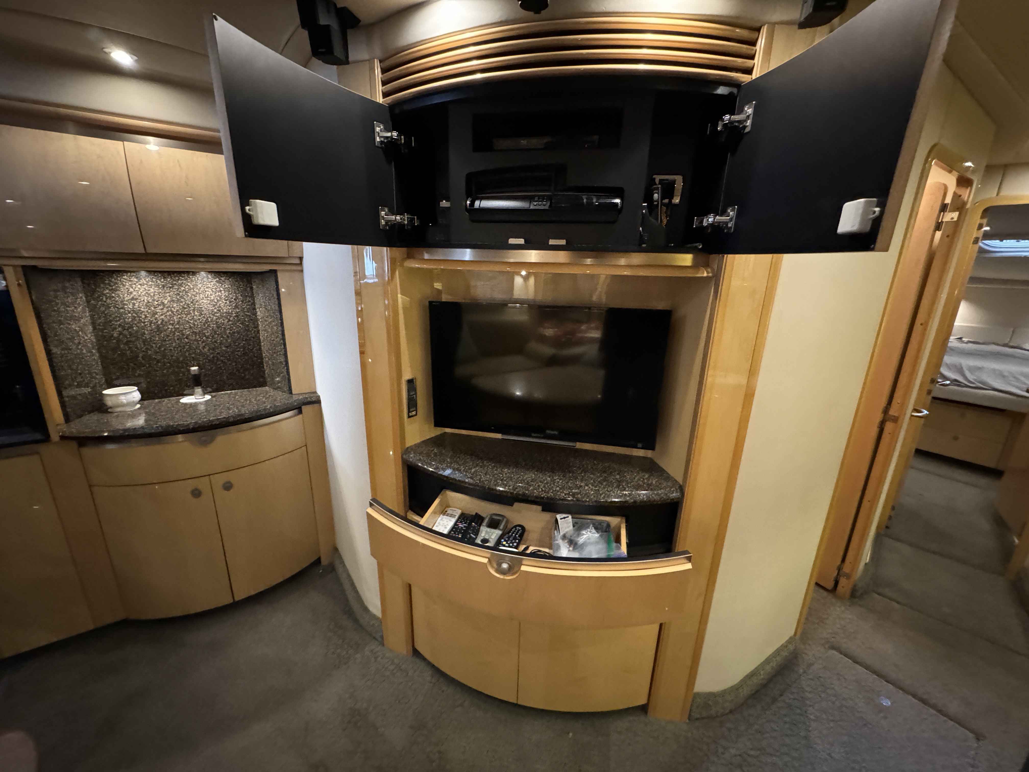 Pre-Owned 2005 Sea ray 500 Sundancer for Sale | Vancouver, BC | M&P Yacht Centre | 69d55f928c0622187f07382c