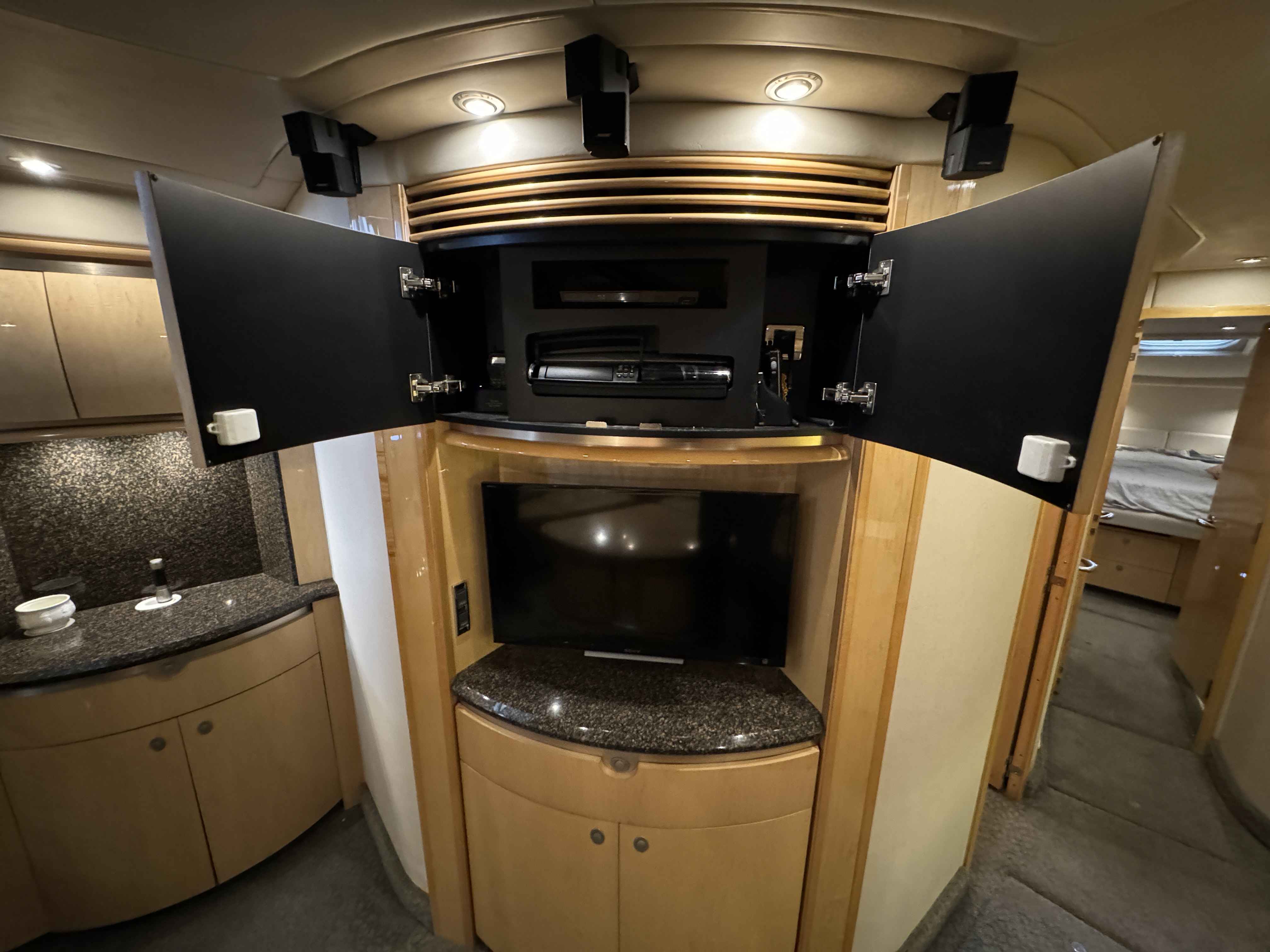 Pre-Owned 2005 Sea ray 500 Sundancer for Sale | Vancouver, BC | M&P Yacht Centre | 69d55f928c0622187f07382c