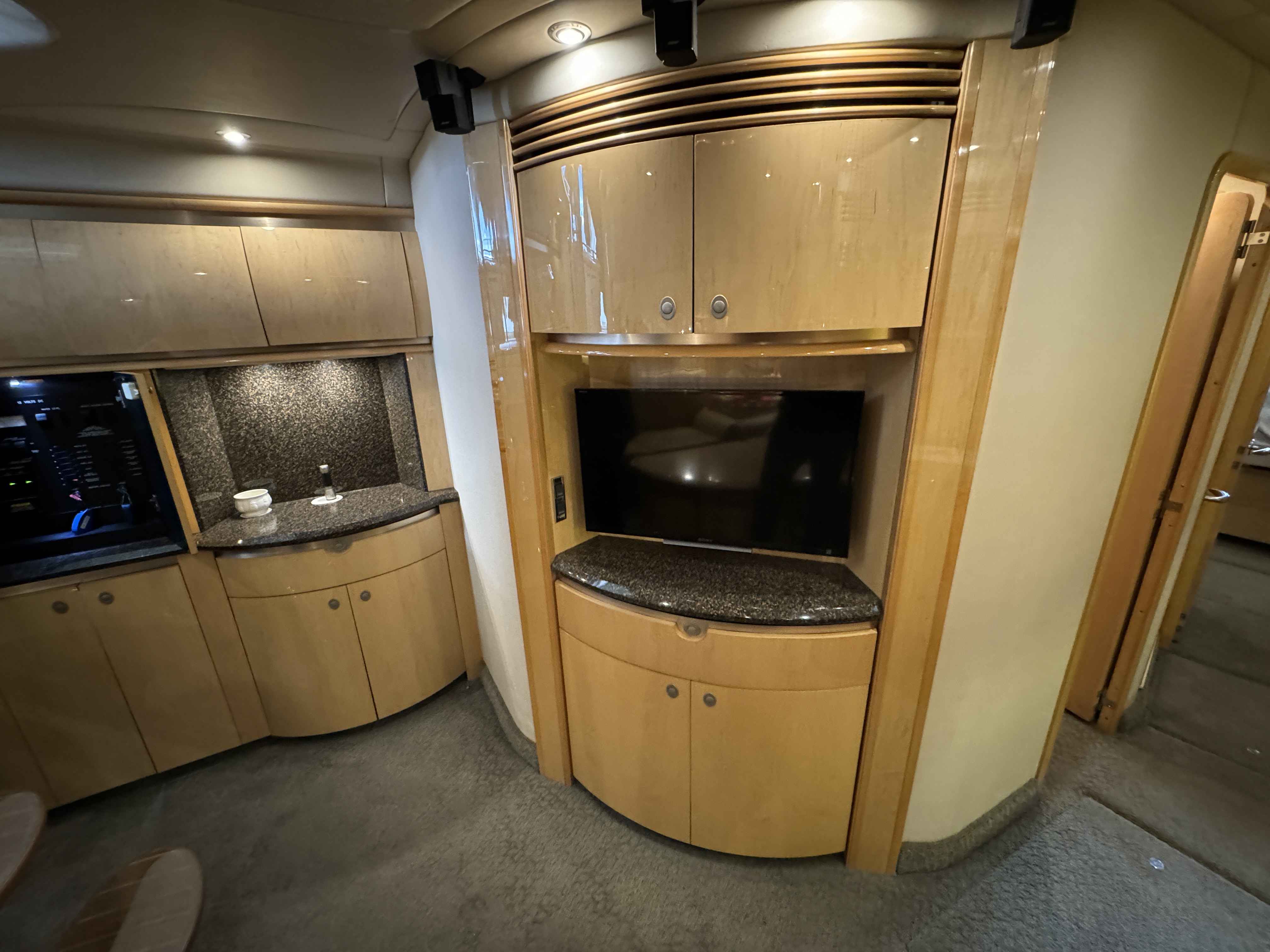 Pre-Owned 2005 Sea ray 500 Sundancer for Sale | Vancouver, BC | M&P Yacht Centre | 69d55f928c0622187f07382c