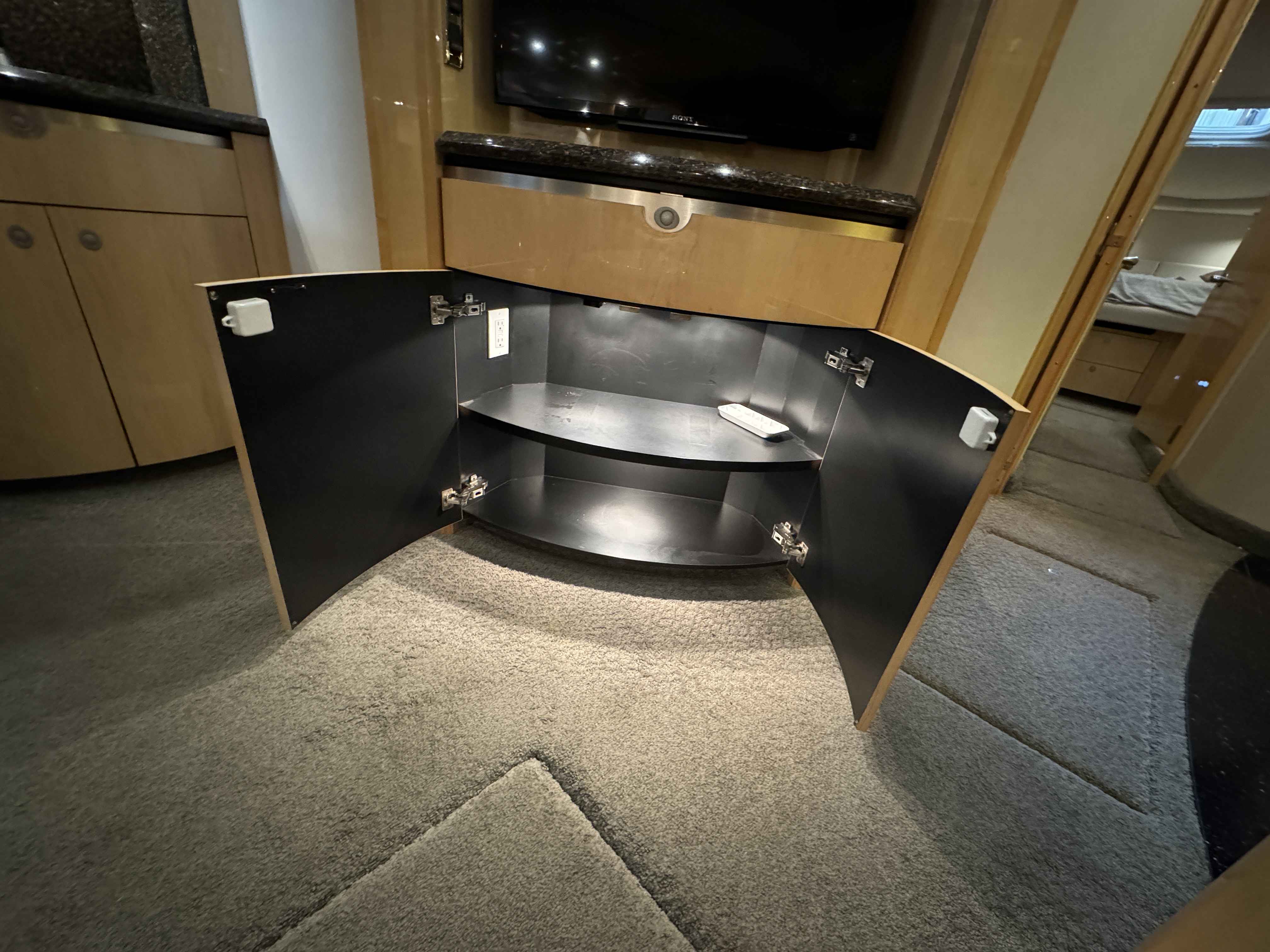 Pre-Owned 2005 Sea ray 500 Sundancer for Sale | Vancouver, BC | M&P Yacht Centre | 69d55f928c0622187f07382c