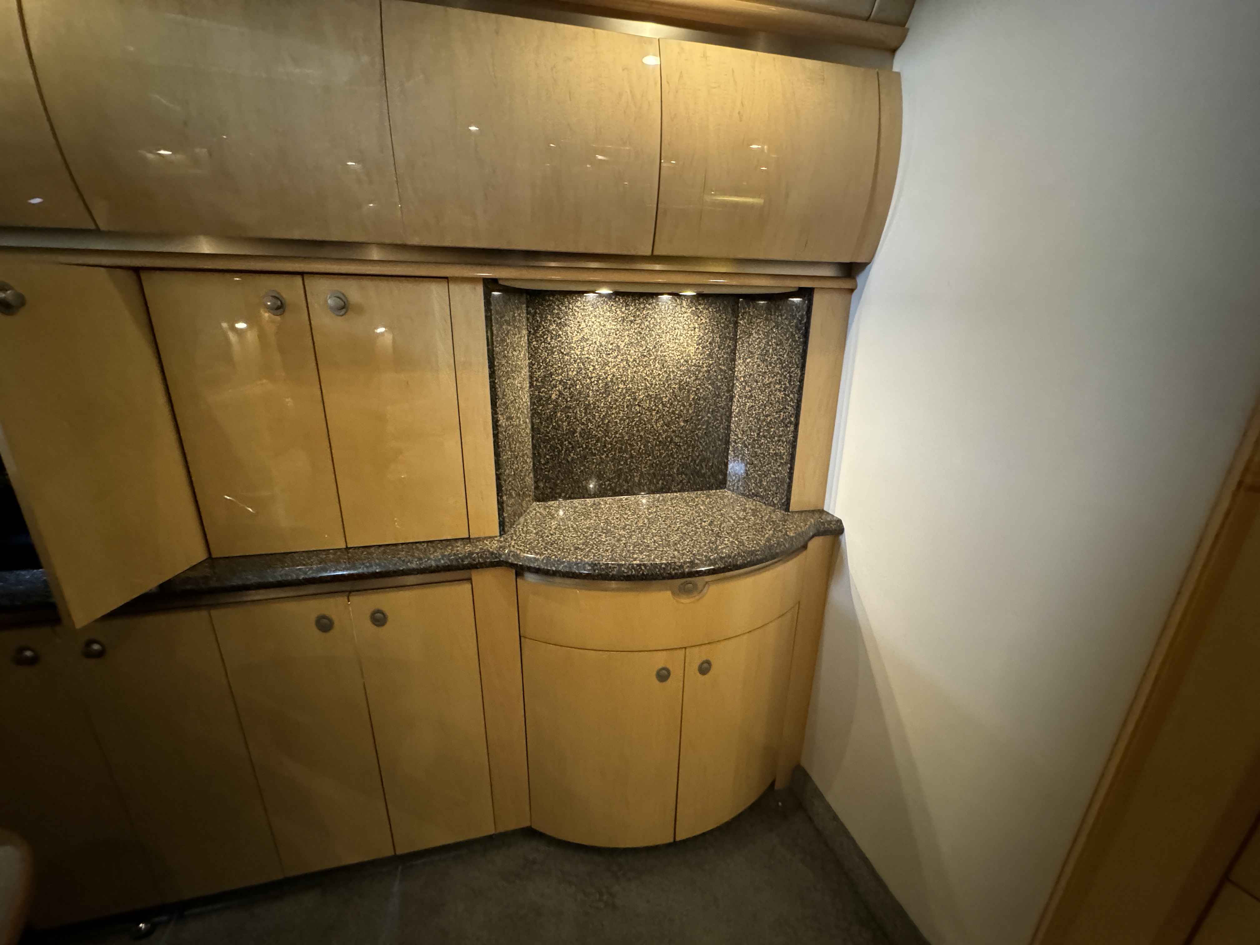 Pre-Owned 2005 Sea ray 500 Sundancer for Sale | Vancouver, BC | M&P Yacht Centre | 69d55f928c0622187f07382c