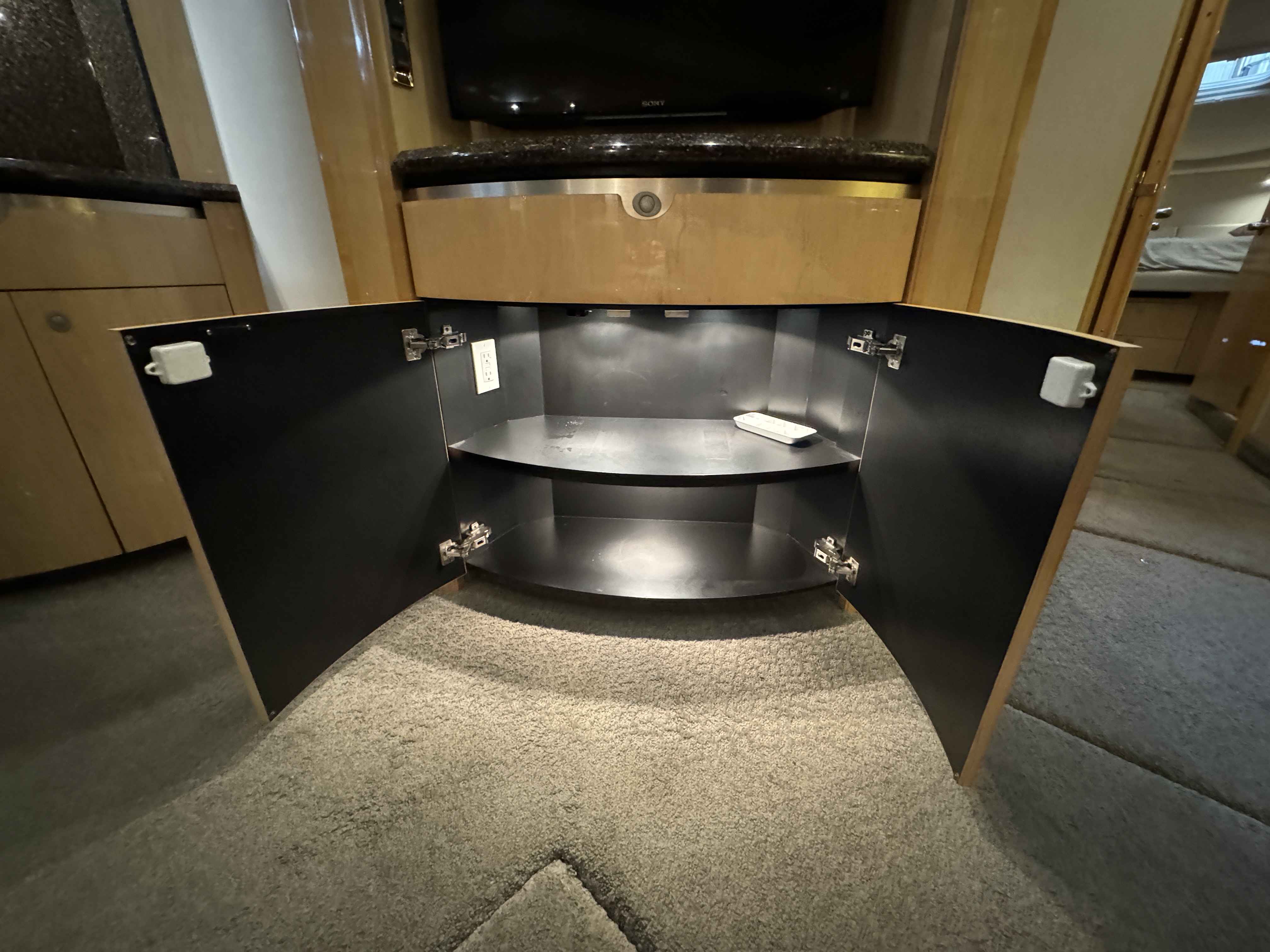 Pre-Owned 2005 Sea ray 500 Sundancer for Sale | Vancouver, BC | M&P Yacht Centre | 69d55f928c0622187f07382c