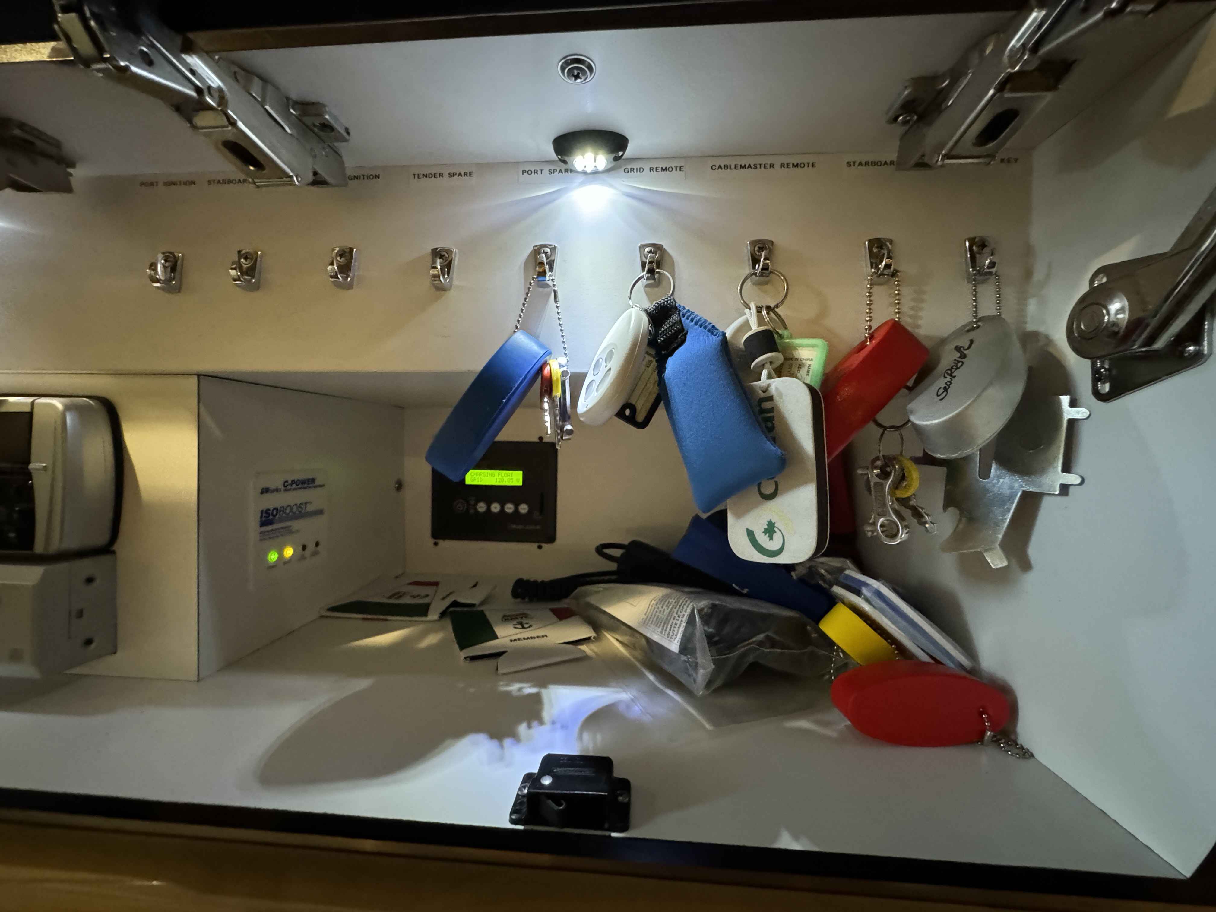 Pre-Owned 2005 Sea ray 500 Sundancer for Sale | Vancouver, BC | M&P Yacht Centre | 69d55f928c0622187f07382c