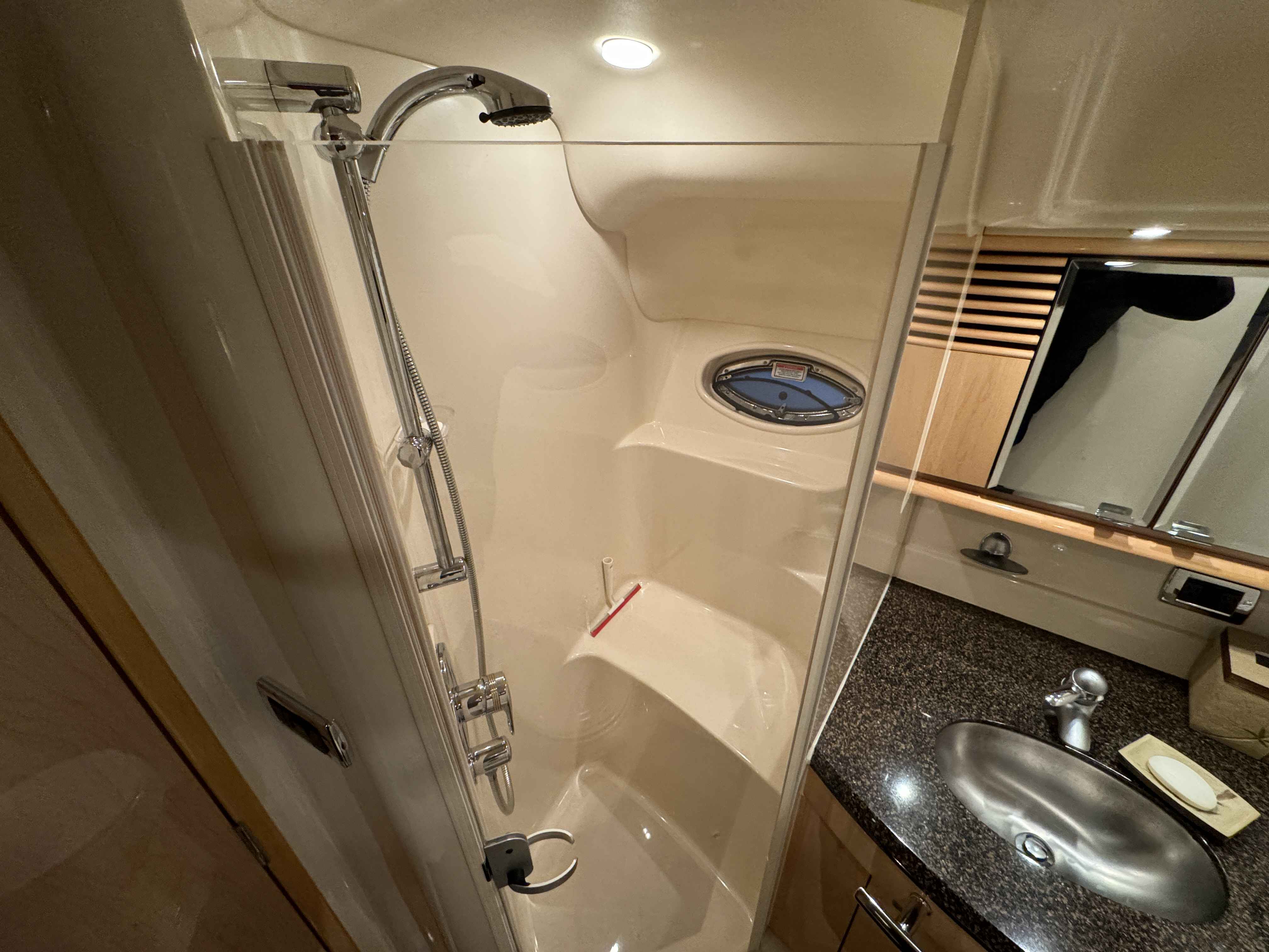 Pre-Owned 2005 Sea ray 500 Sundancer for Sale | Vancouver, BC | M&P Yacht Centre | 69d55f928c0622187f07382c