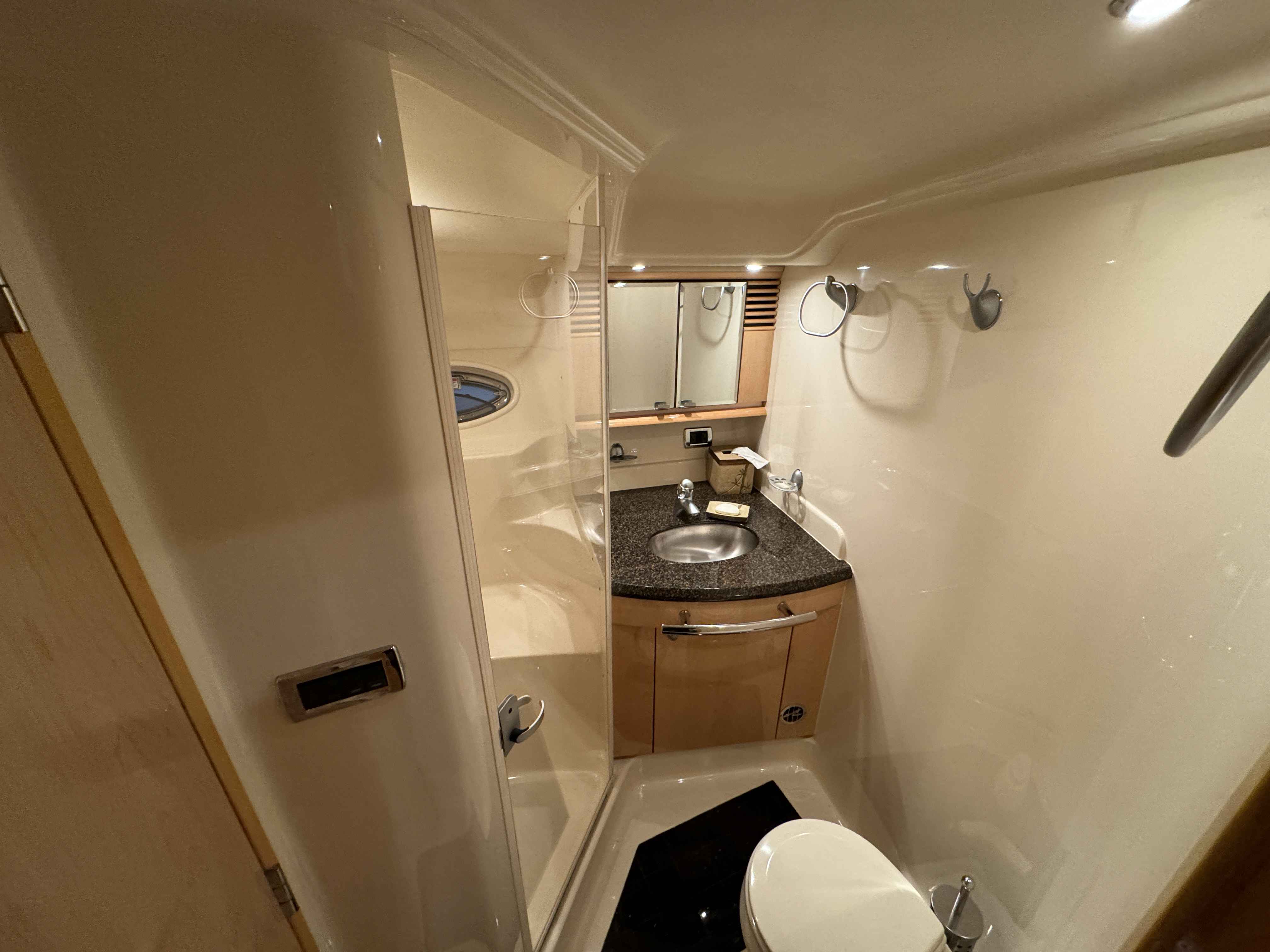 Pre-Owned 2005 Sea ray 500 Sundancer for Sale | Vancouver, BC | M&P Yacht Centre | 69d55f928c0622187f07382c