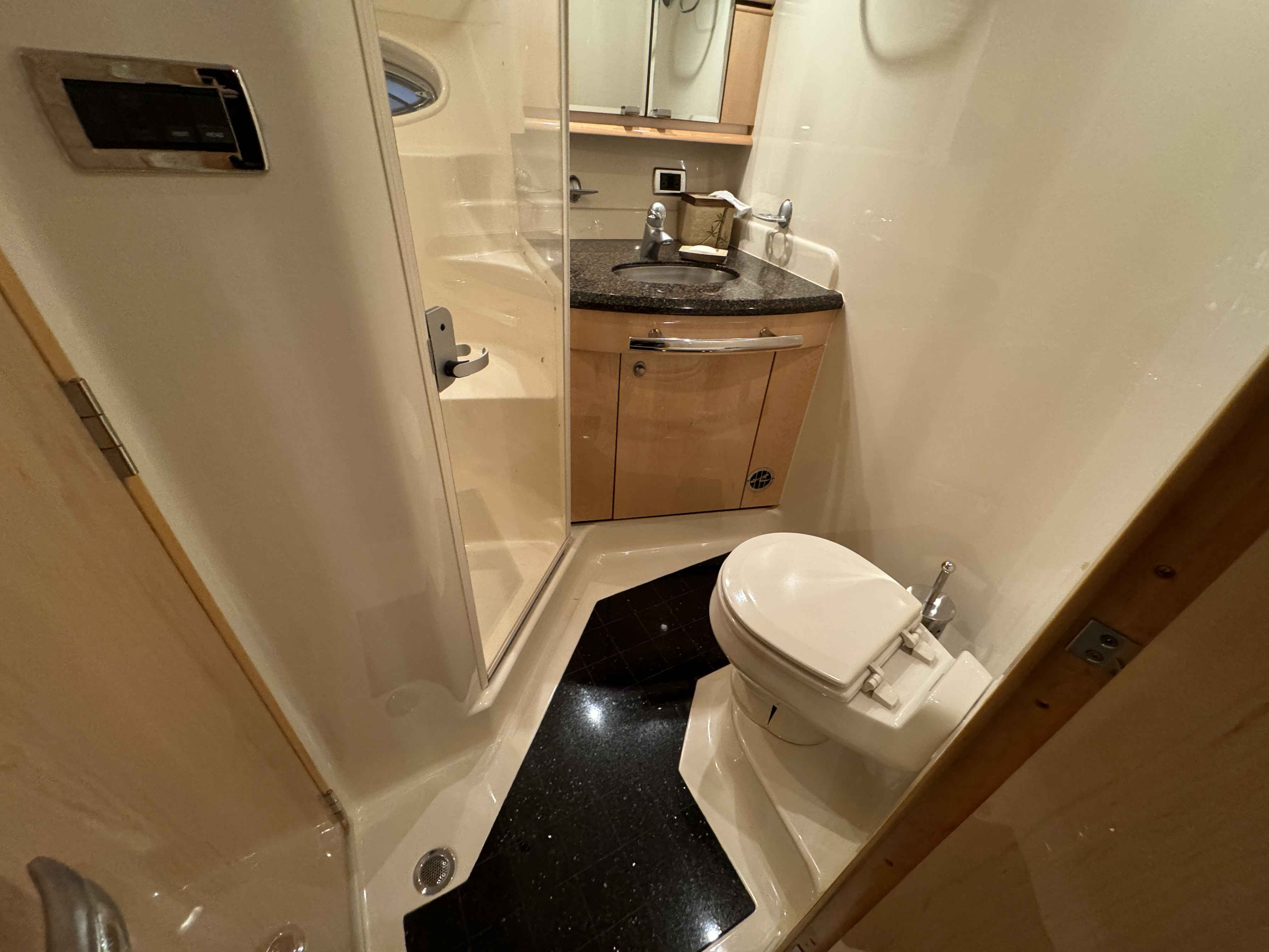 Pre-Owned 2005 Sea ray 500 Sundancer for Sale | Vancouver, BC | M&P Yacht Centre | 69d55f928c0622187f07382c