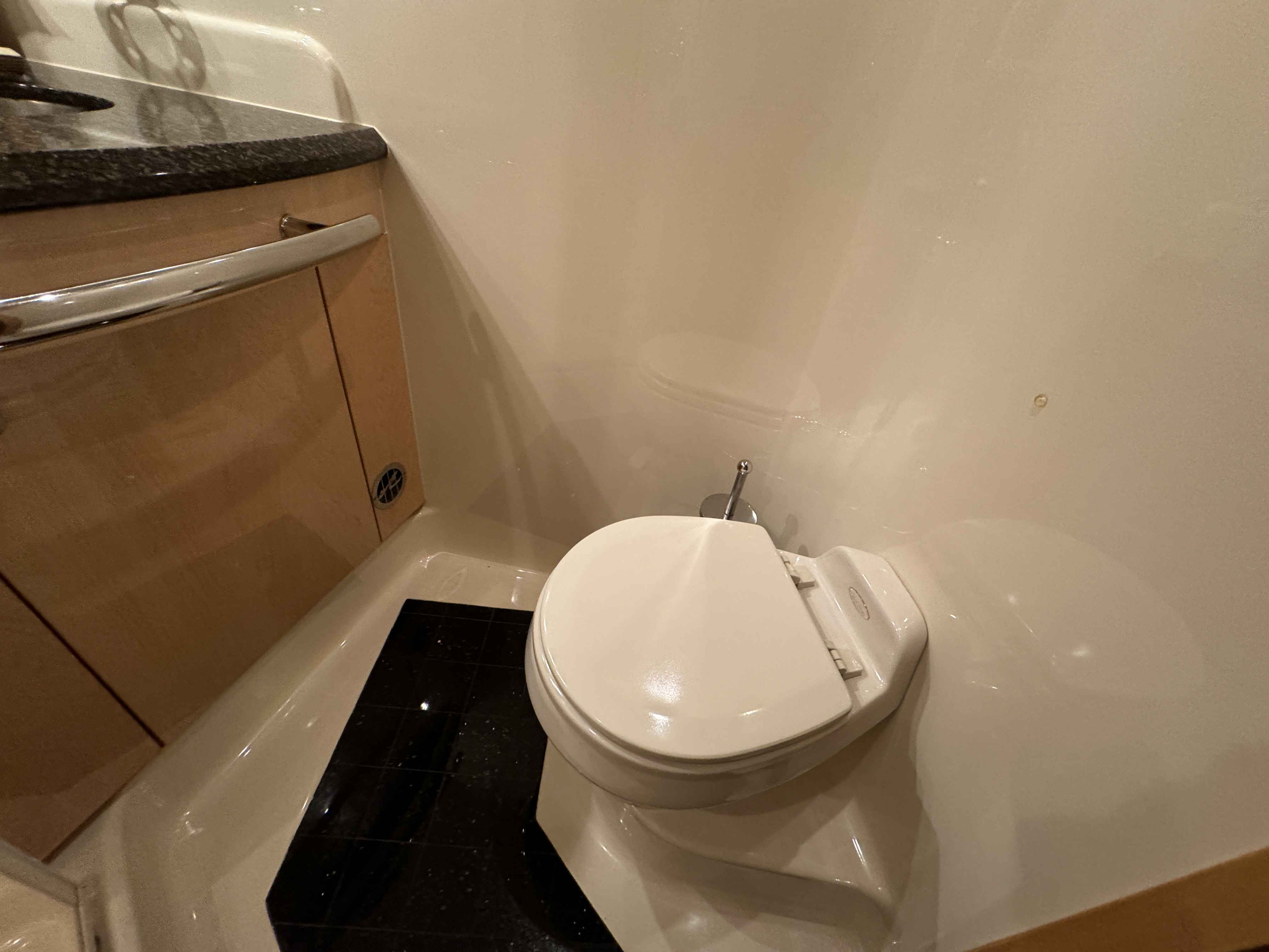 Pre-Owned 2005 Sea ray 500 Sundancer for Sale | Vancouver, BC | M&P Yacht Centre | 69d55f928c0622187f07382c