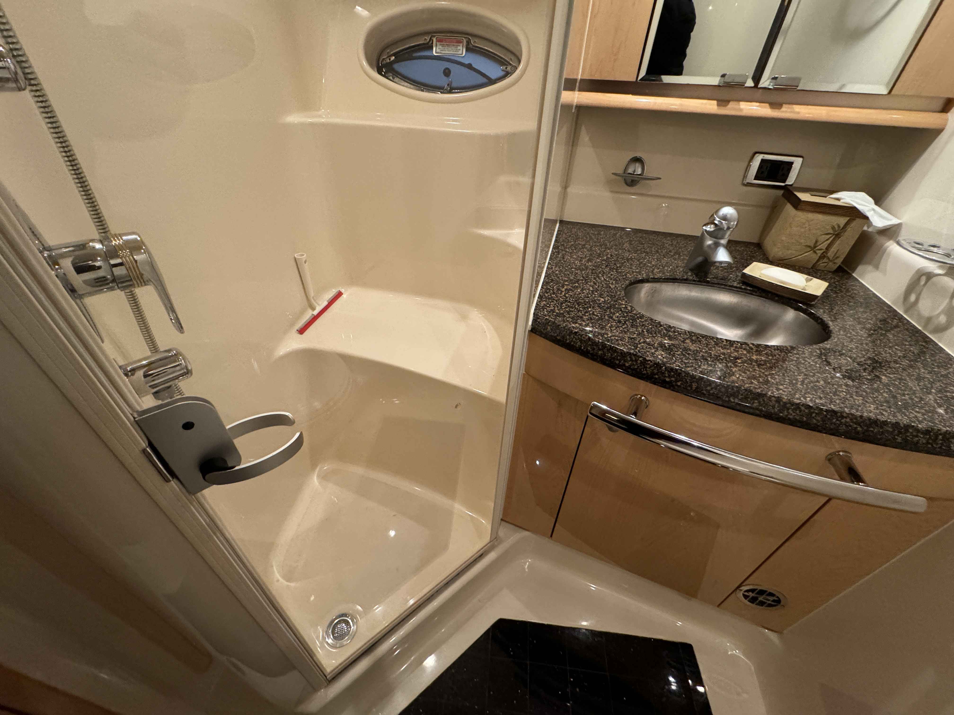 Pre-Owned 2005 Sea ray 500 Sundancer for Sale | Vancouver, BC | M&P Yacht Centre | 69d55f928c0622187f07382c