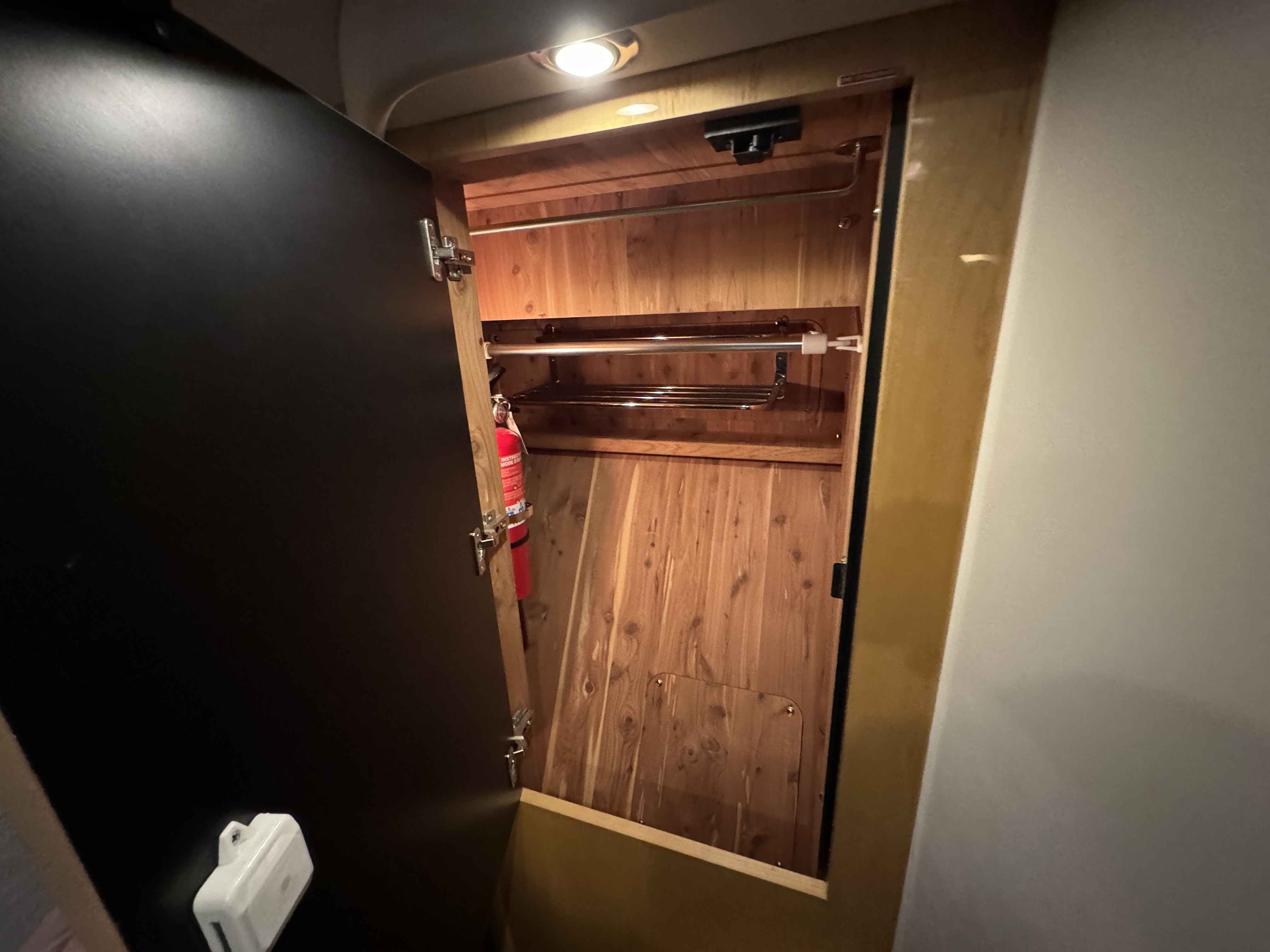 Pre-Owned 2005 Sea ray 500 Sundancer for Sale | Vancouver, BC | M&P Yacht Centre | 69d55f928c0622187f07382c