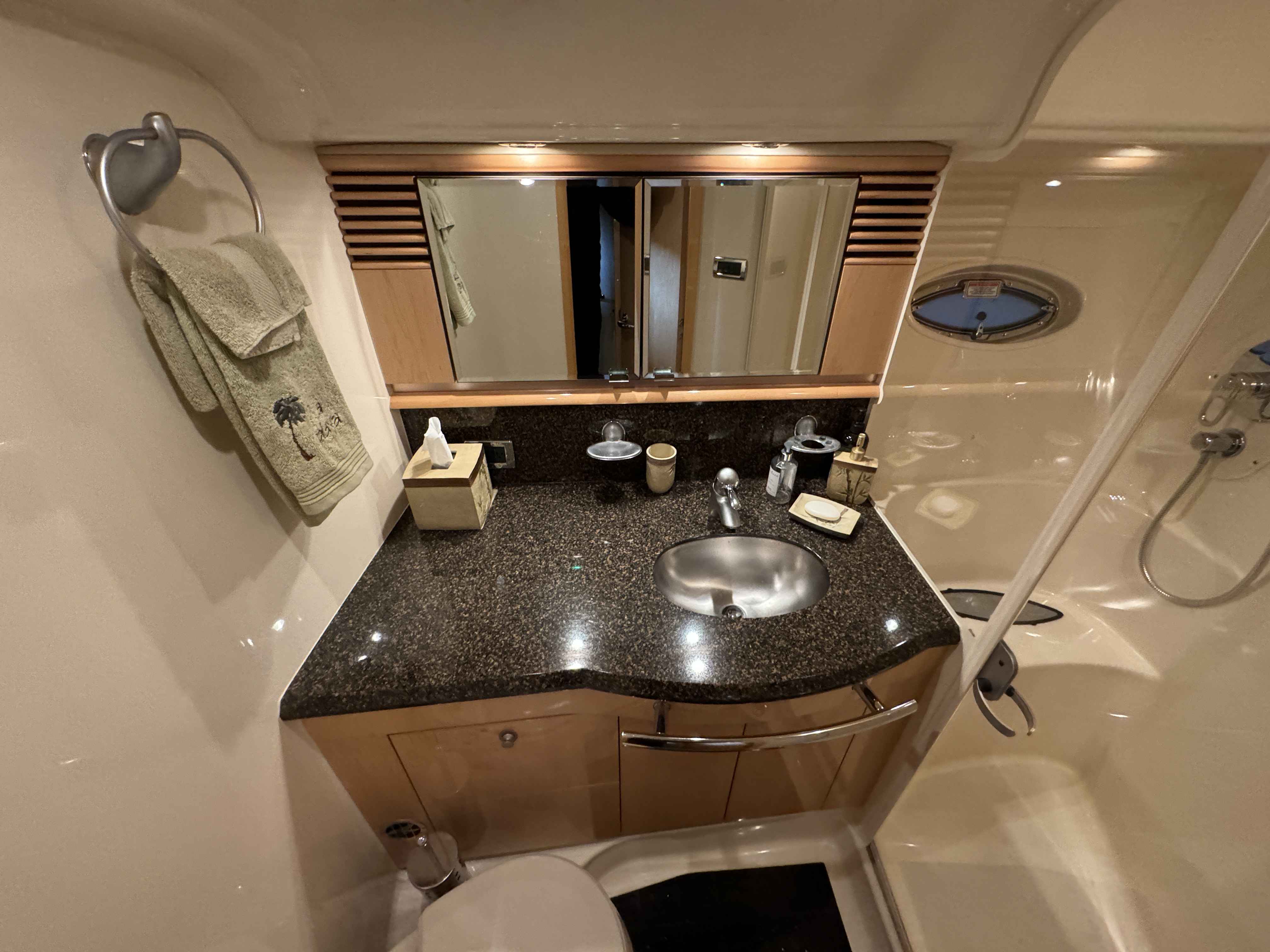 Pre-Owned 2005 Sea ray 500 Sundancer for Sale | Vancouver, BC | M&P Yacht Centre | 69d55f928c0622187f07382c