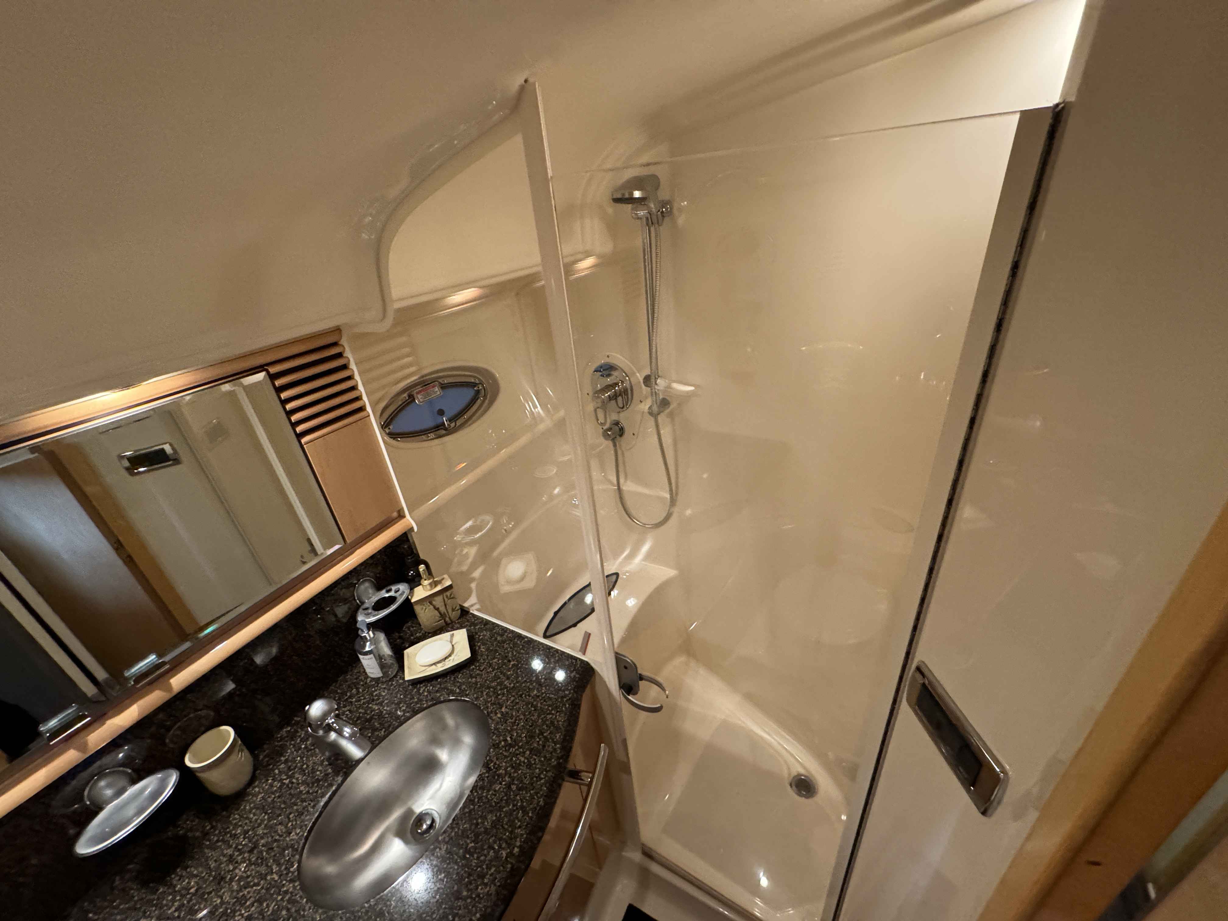 Pre-Owned 2005 Sea ray 500 Sundancer for Sale | Vancouver, BC | M&P Yacht Centre | 69d55f928c0622187f07382c