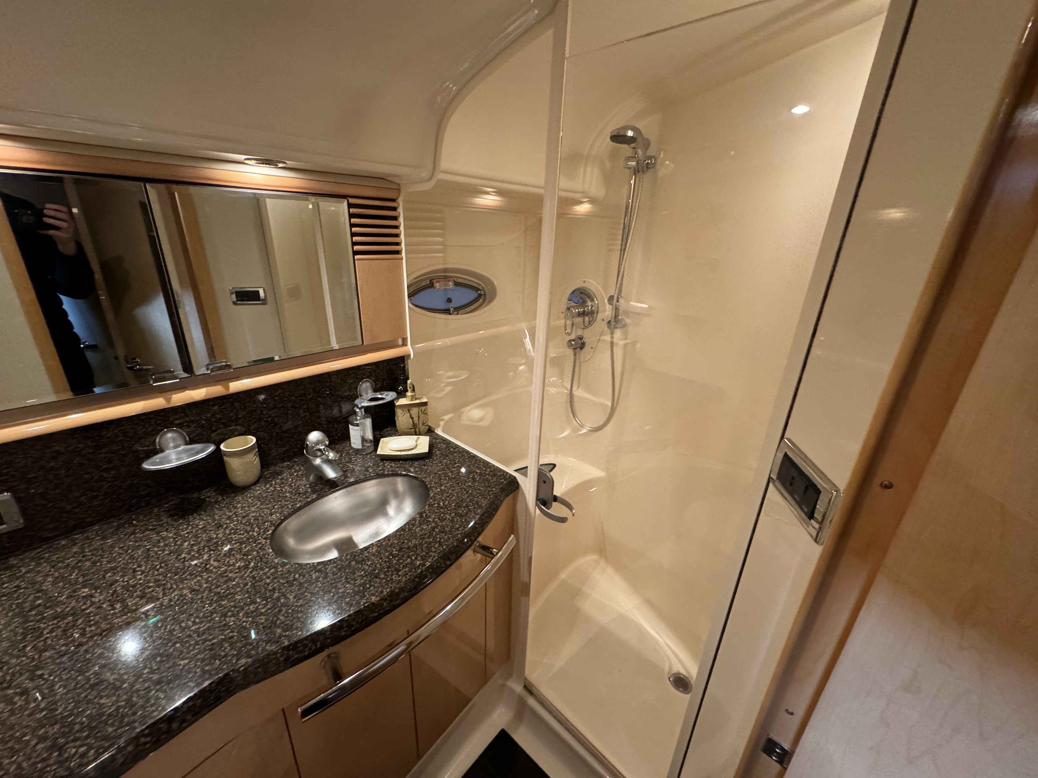 Pre-Owned 2005 Sea ray 500 Sundancer for Sale | Vancouver, BC | M&P Yacht Centre | 69d55f928c0622187f07382c