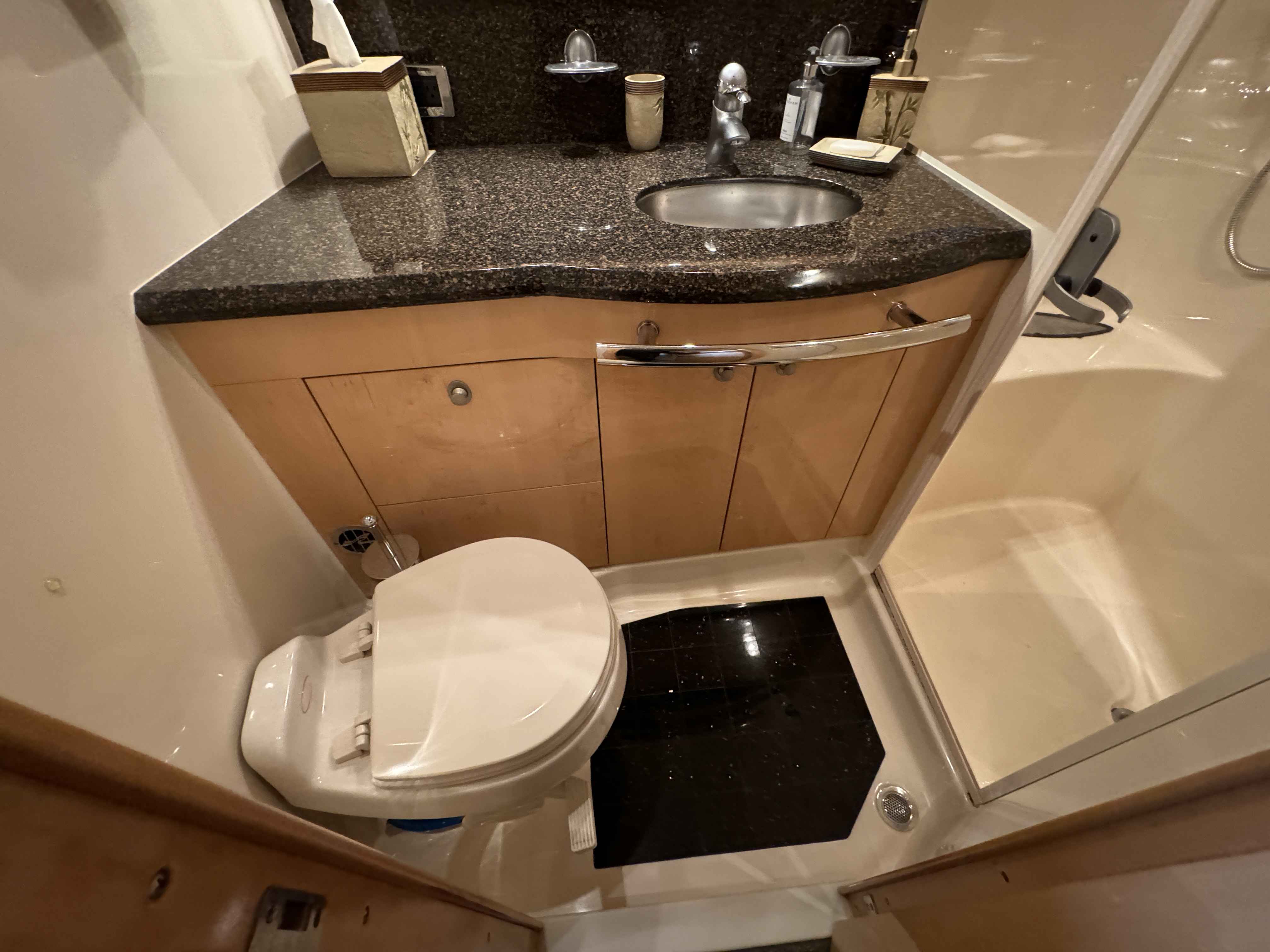 Pre-Owned 2005 Sea ray 500 Sundancer for Sale | Vancouver, BC | M&P Yacht Centre | 69d55f928c0622187f07382c