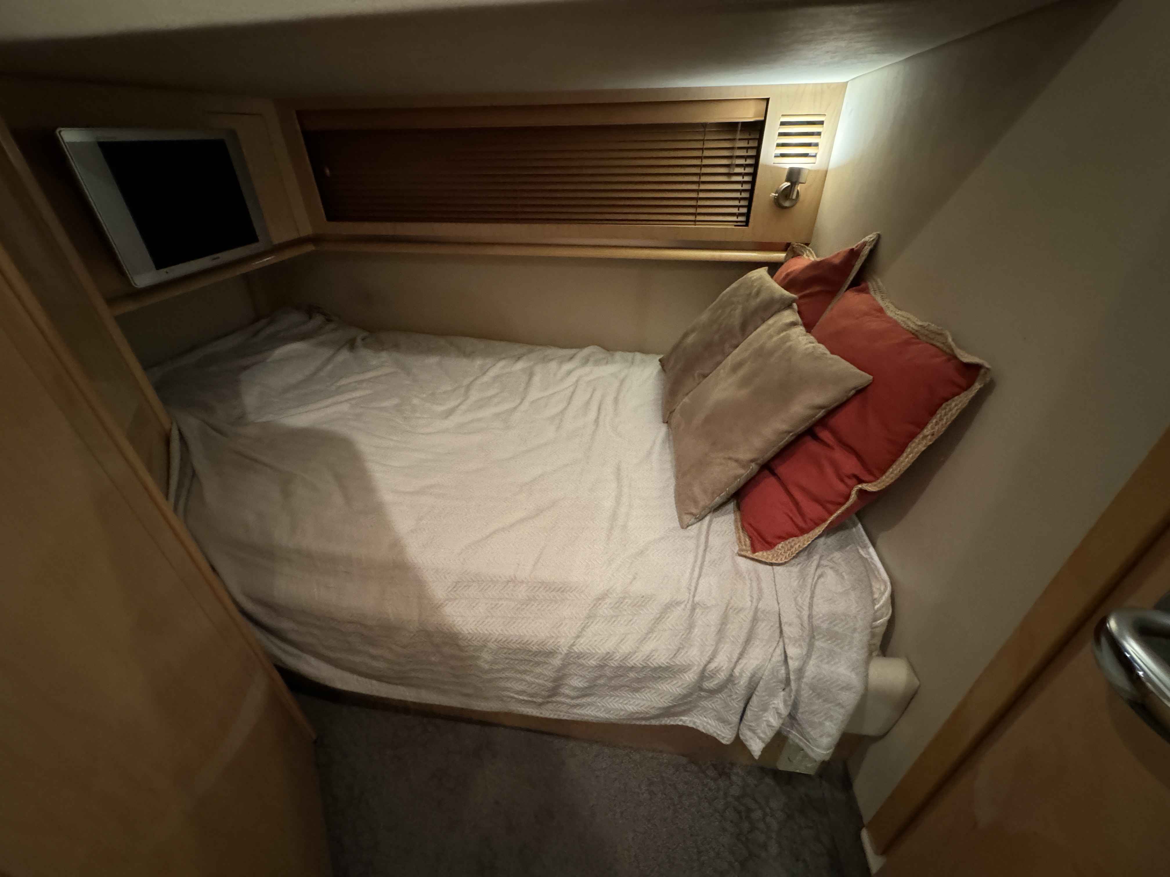 Pre-Owned 2005 Sea ray 500 Sundancer for Sale | Vancouver, BC | M&P Yacht Centre | 69d55f928c0622187f07382c