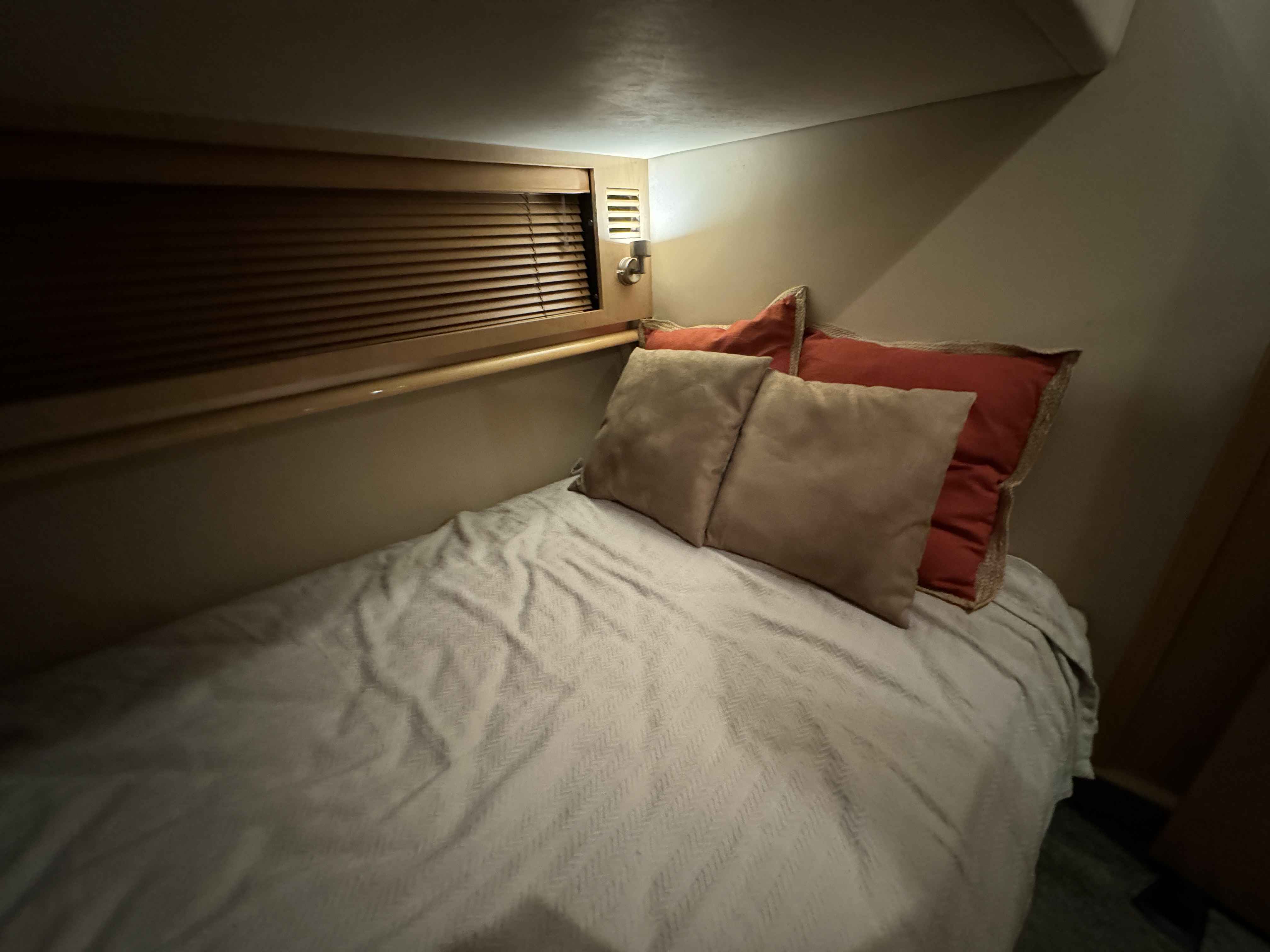 Pre-Owned 2005 Sea ray 500 Sundancer for Sale | Vancouver, BC | M&P Yacht Centre | 69d55f928c0622187f07382c