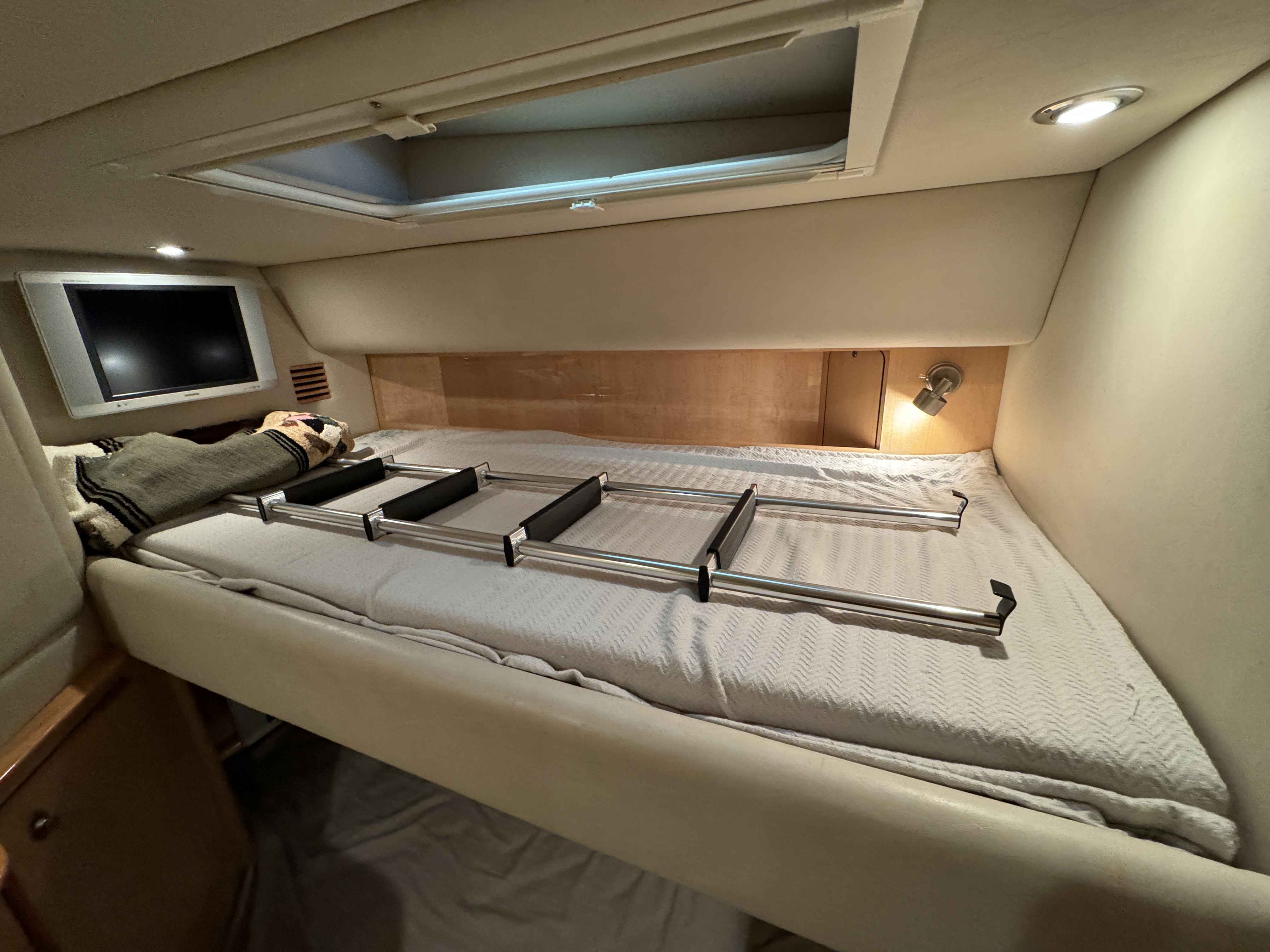 Pre-Owned 2005 Sea ray 500 Sundancer for Sale | Vancouver, BC | M&P Yacht Centre | 69d55f928c0622187f07382c