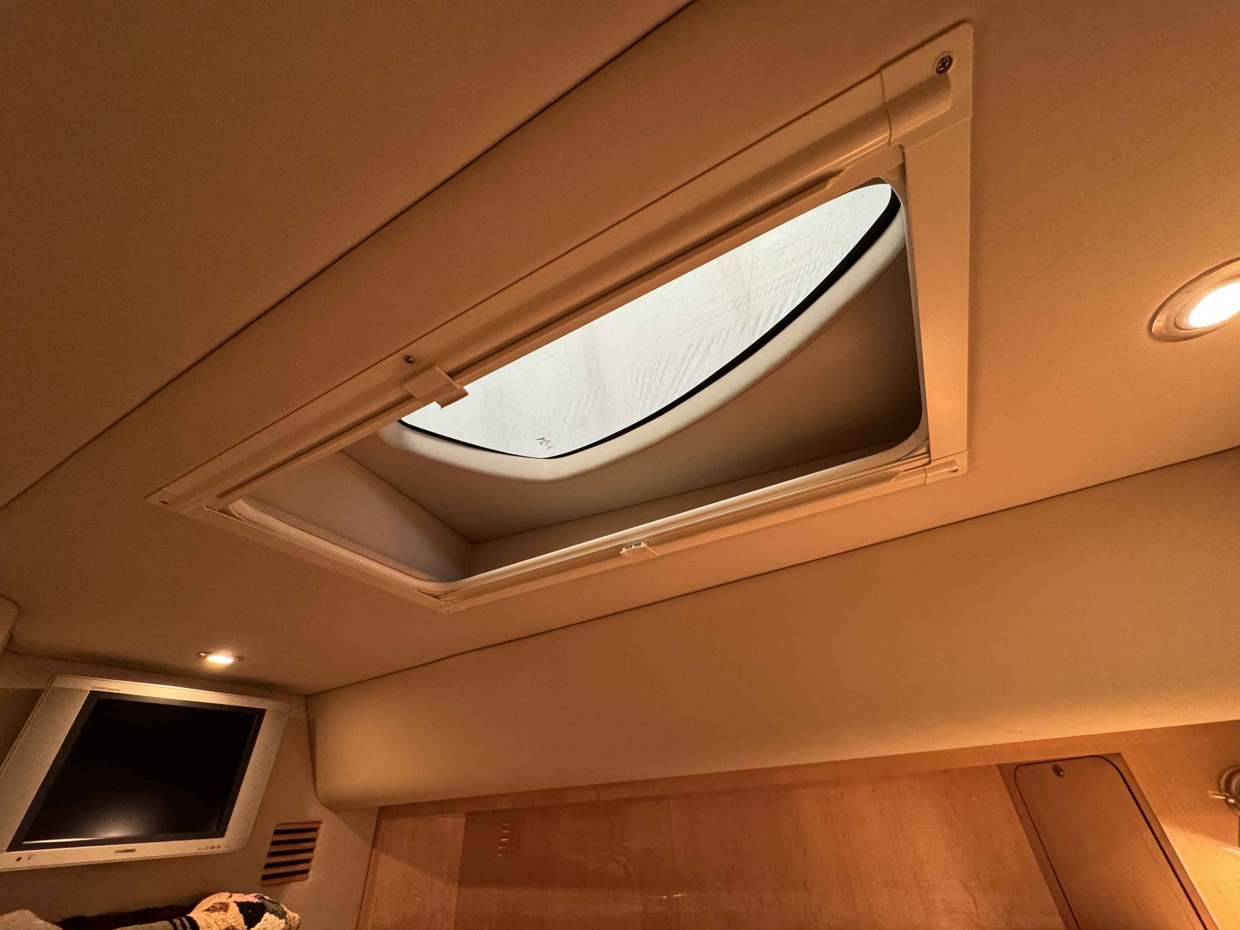 Pre-Owned 2005 Sea ray 500 Sundancer for Sale | Vancouver, BC | M&P Yacht Centre | 69d55f928c0622187f07382c