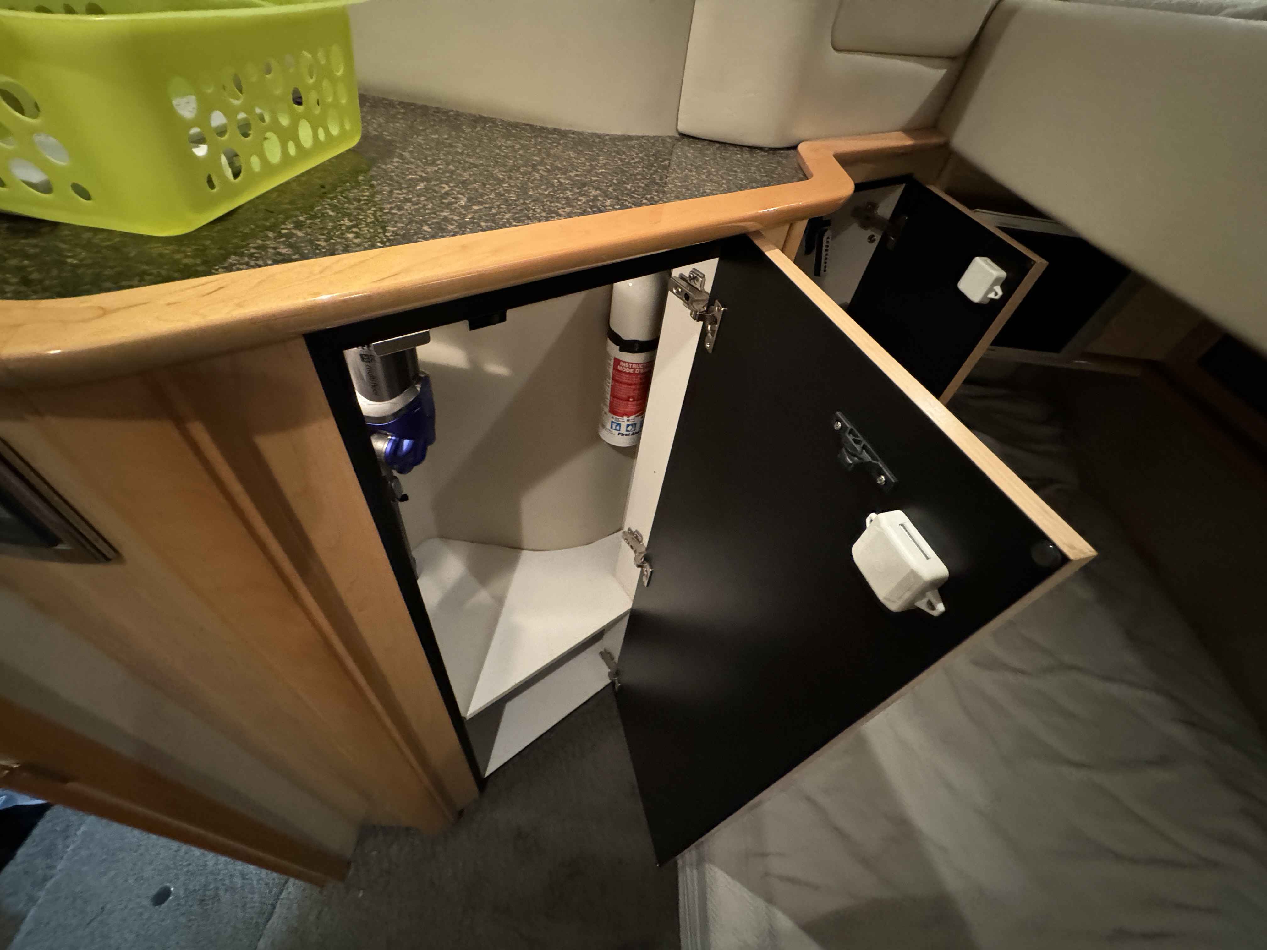 Pre-Owned 2005 Sea ray 500 Sundancer for Sale | Vancouver, BC | M&P Yacht Centre | 69d55f928c0622187f07382c