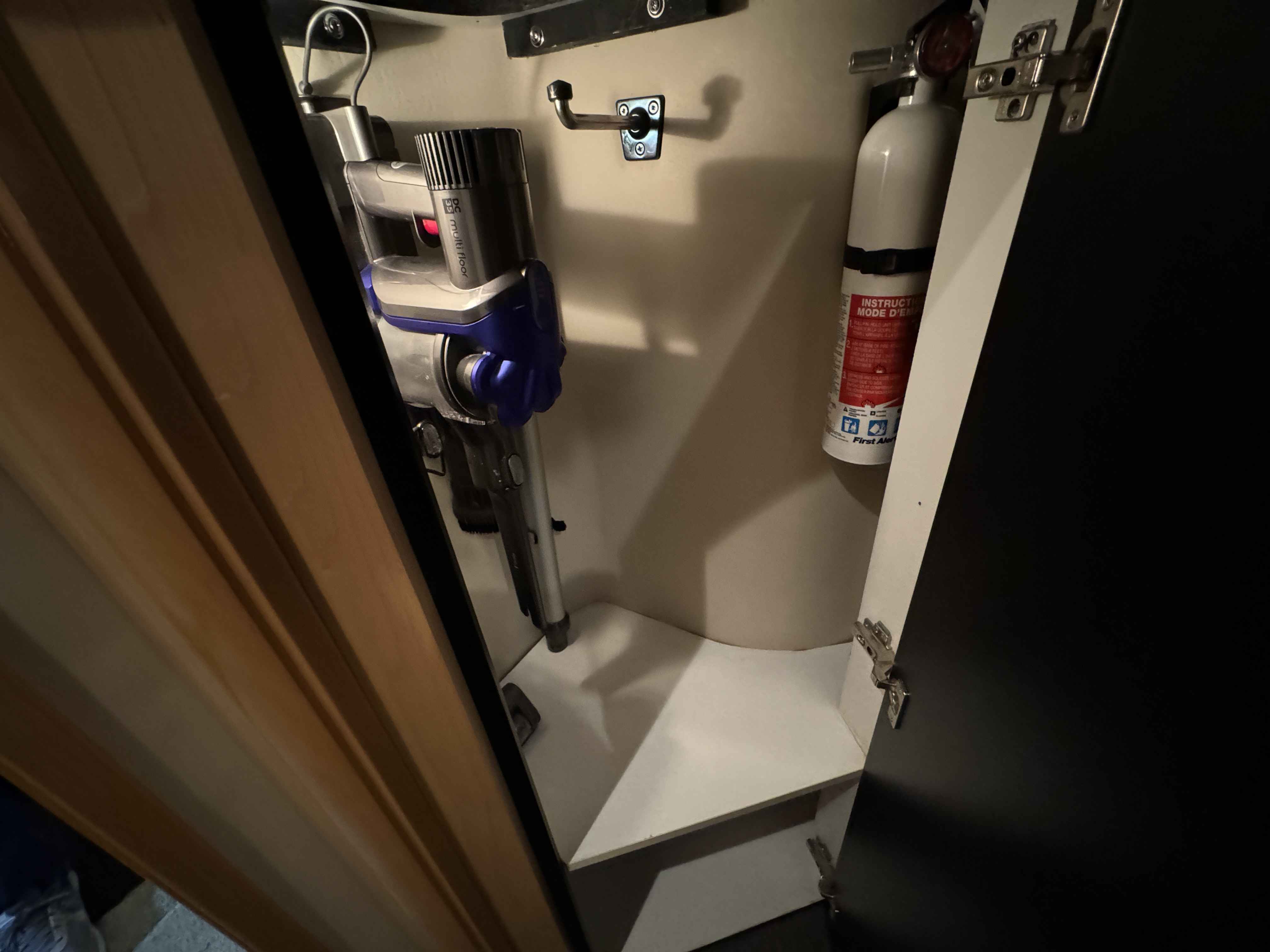 Pre-Owned 2005 Sea ray 500 Sundancer for Sale | Vancouver, BC | M&P Yacht Centre | 69d55f928c0622187f07382c