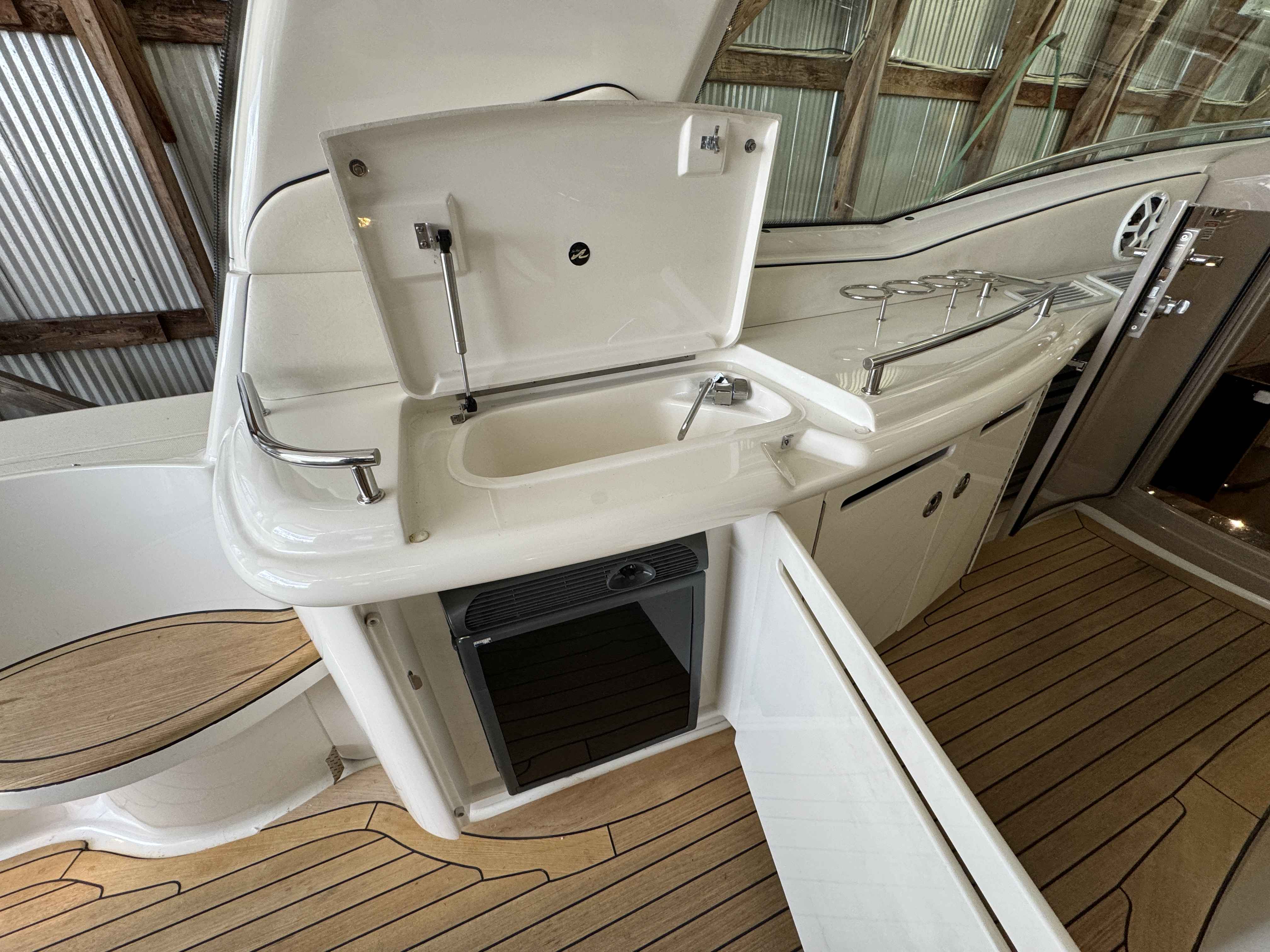 Pre-Owned 2005 Sea ray 500 Sundancer for Sale | Vancouver, BC | M&P Yacht Centre | 69d55f928c0622187f07382c