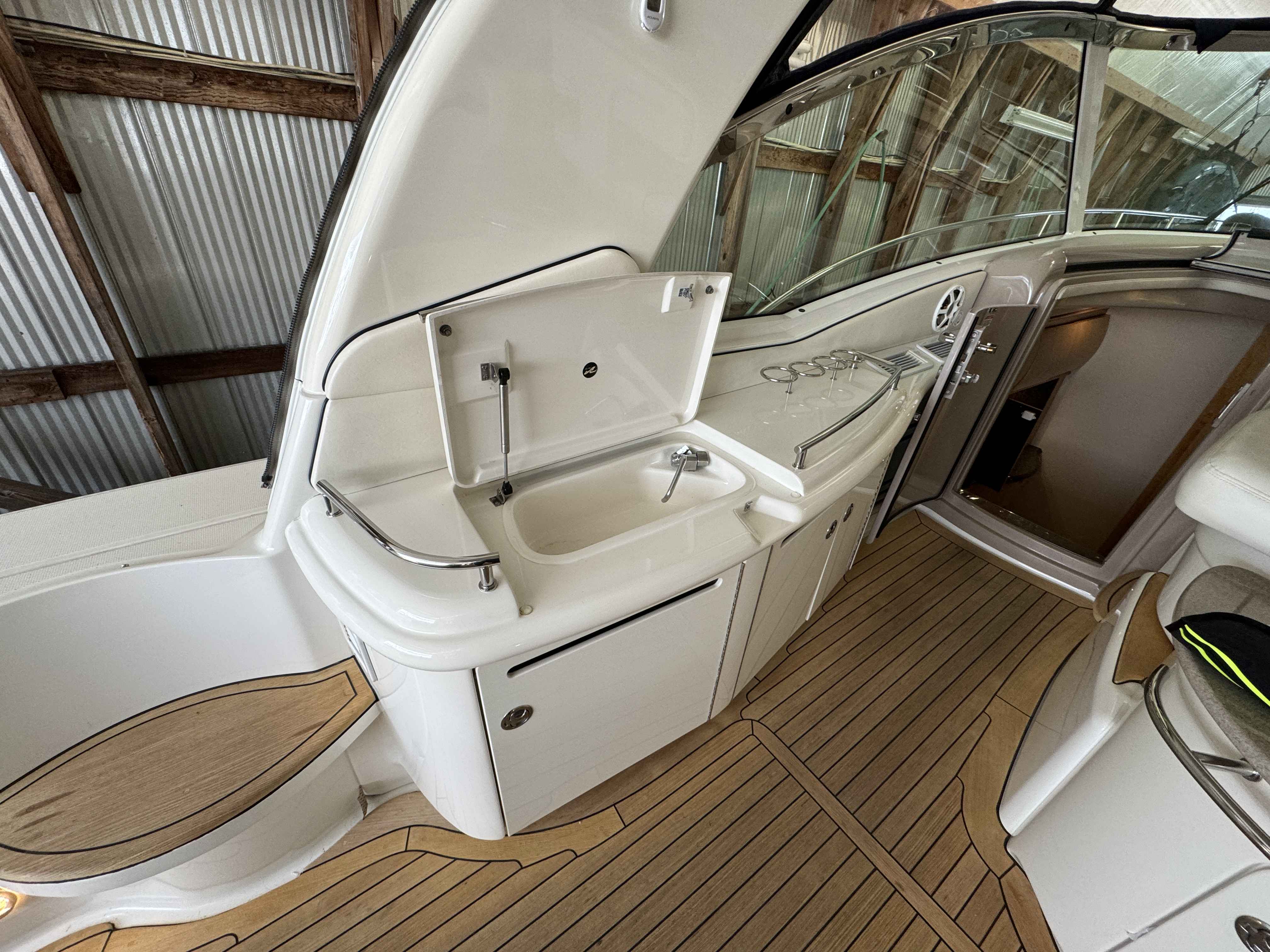 Pre-Owned 2005 Sea ray 500 Sundancer for Sale | Vancouver, BC | M&P Yacht Centre | 69d55f928c0622187f07382c