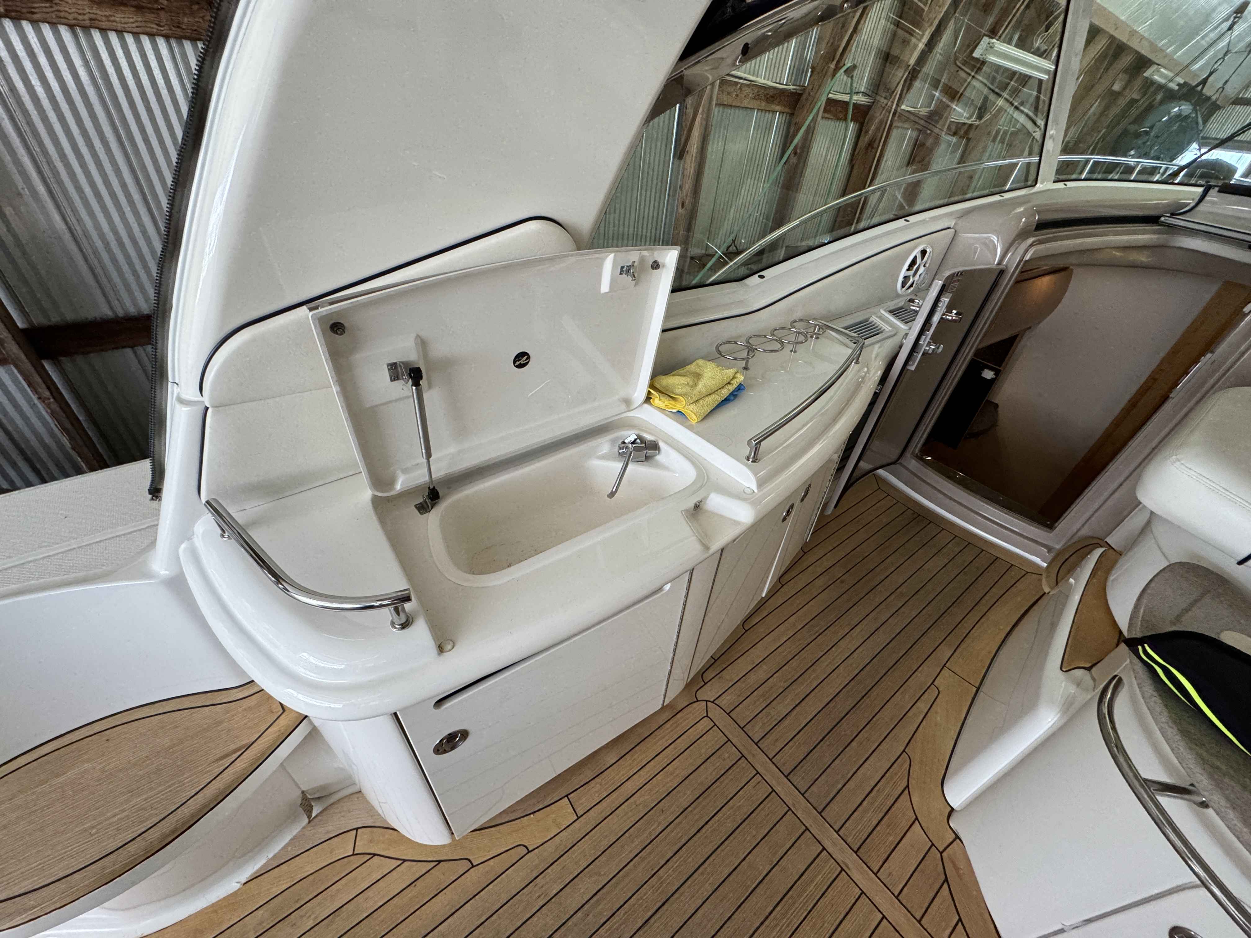 Pre-Owned 2005 Sea ray 500 Sundancer for Sale | Vancouver, BC | M&P Yacht Centre | 69d55f928c0622187f07382c