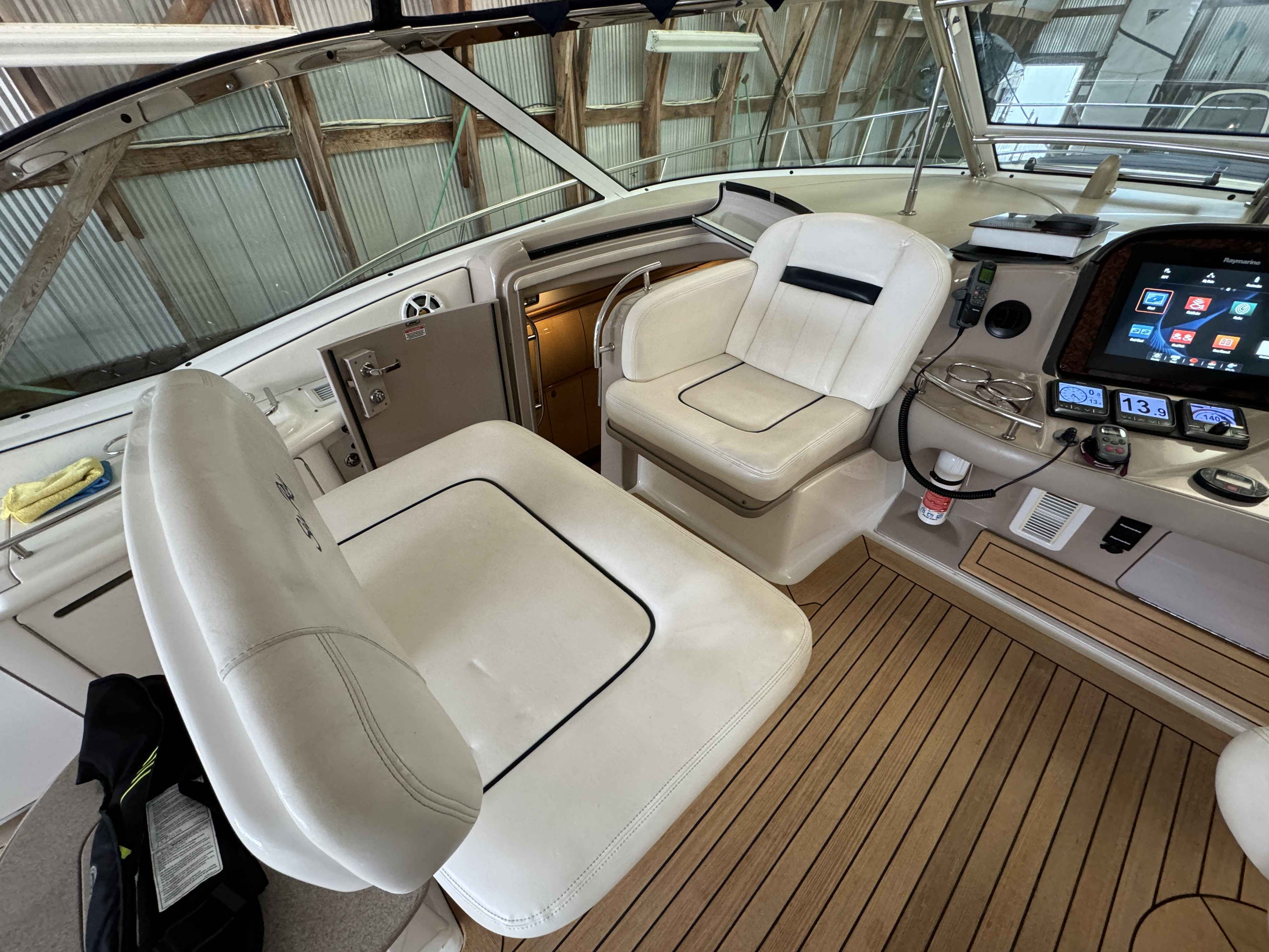 Pre-Owned 2005 Sea ray 500 Sundancer for Sale | Vancouver, BC | M&P Yacht Centre | 69d55f928c0622187f07382c