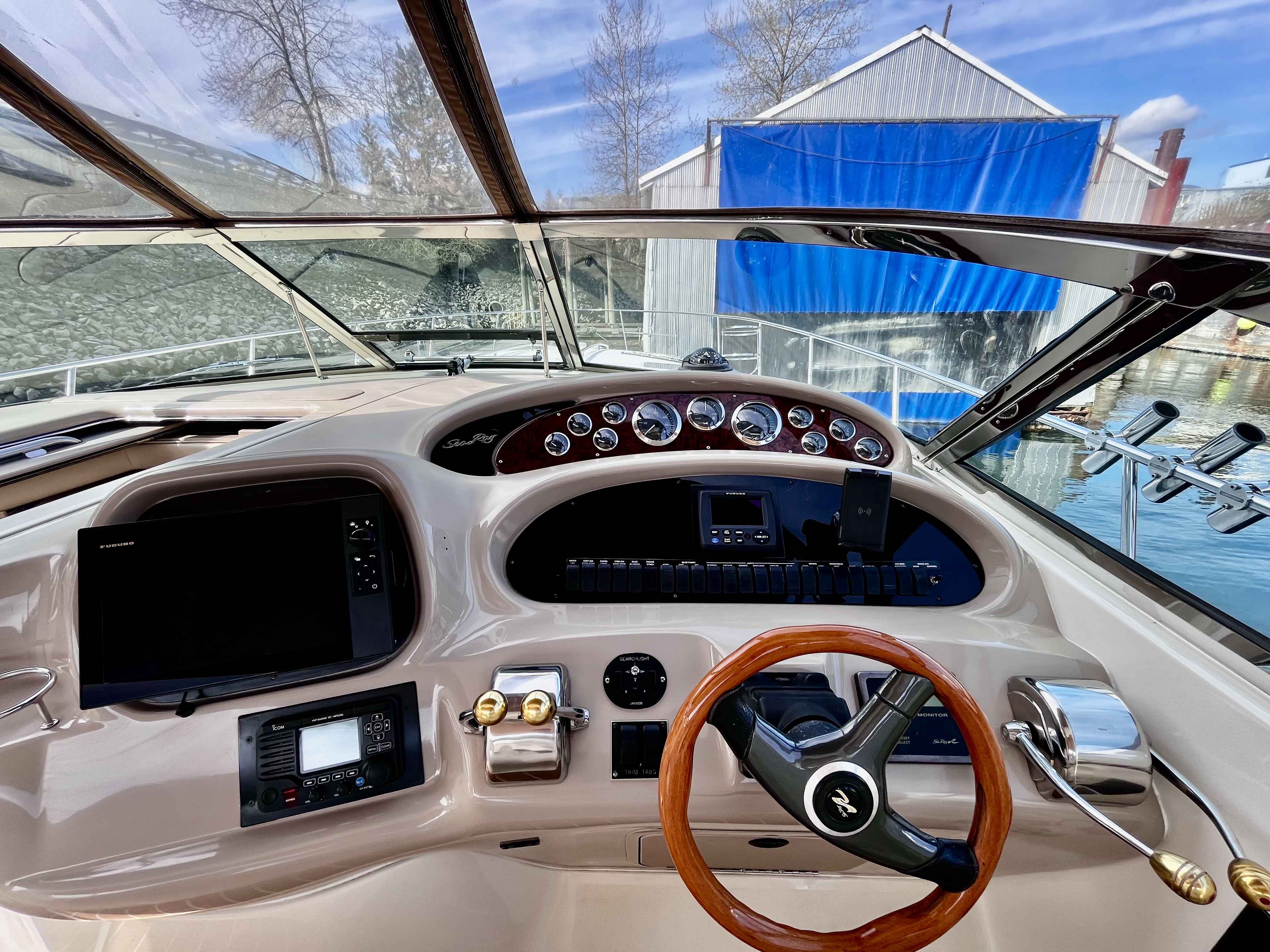 Pre-Owned 2000 Sea ray Sundancer 380 for Sale | Vancouver, BC | M&P Yacht Centre | 63640e094b86ba9ee3014ed6