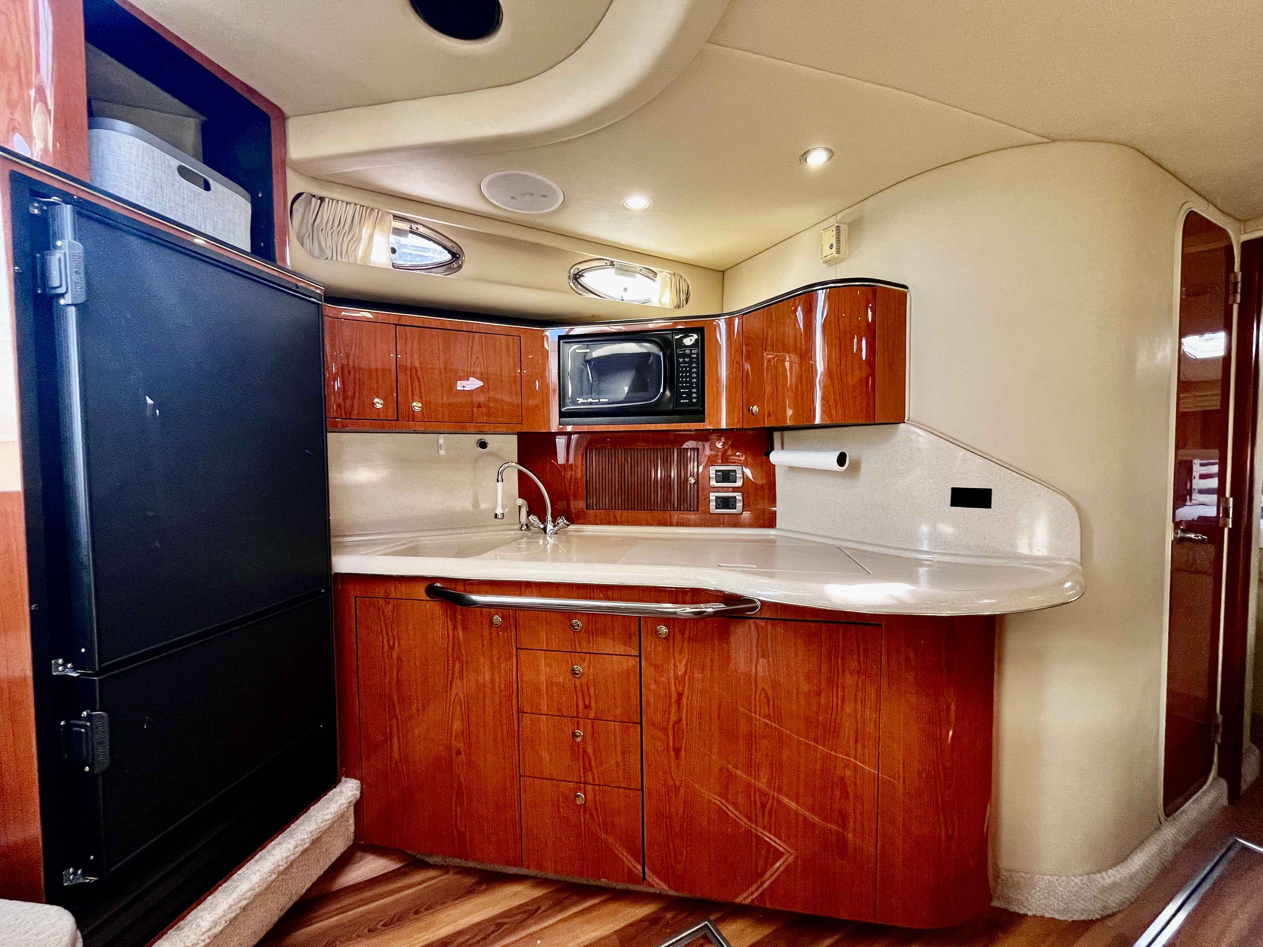 Pre-Owned 2000 Sea ray Sundancer 380 for Sale | Vancouver, BC | M&P Yacht Centre | 63640e094b86ba9ee3014ed6