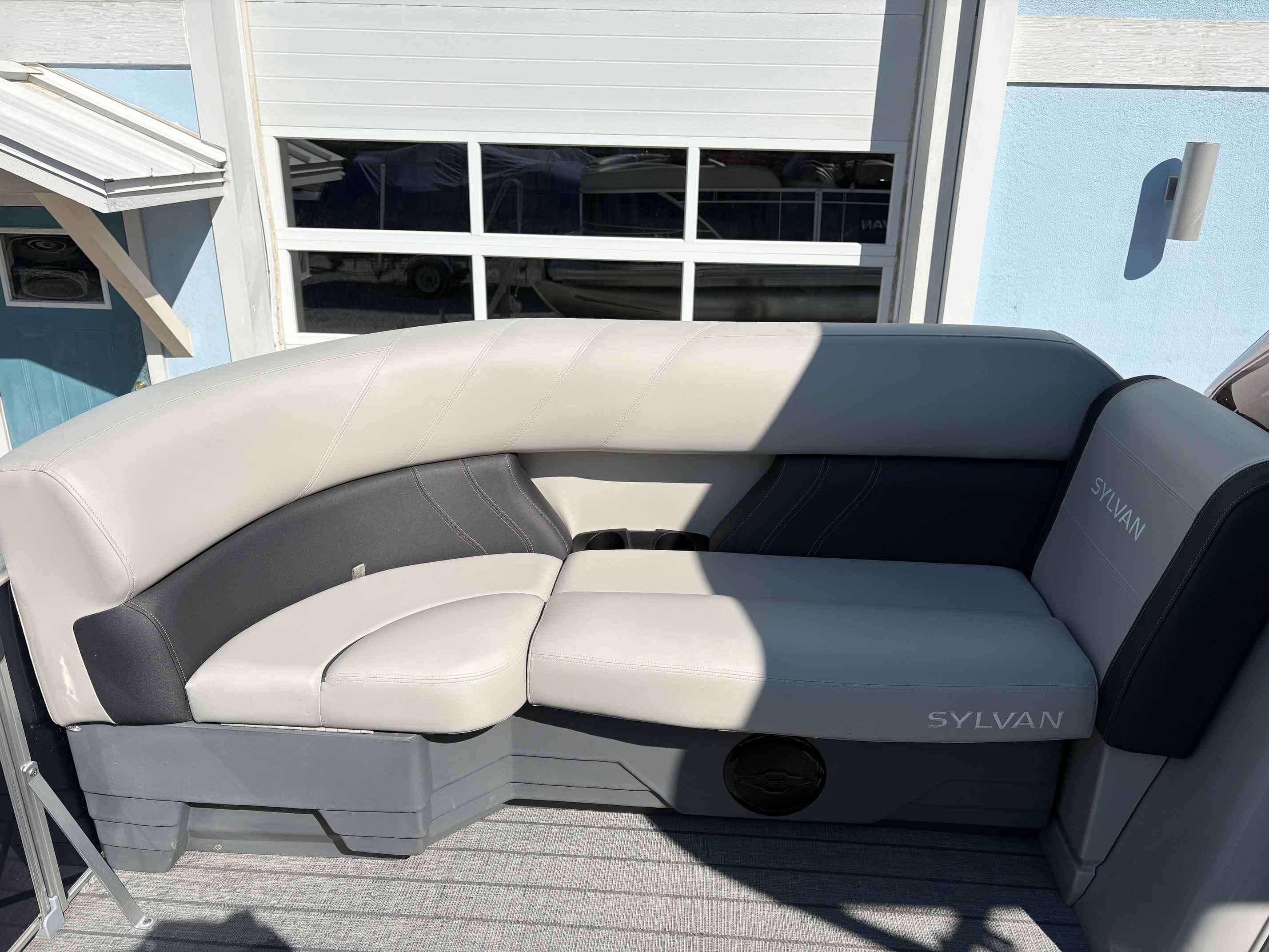 2025 Sylvan Mirage Cruise 820-6