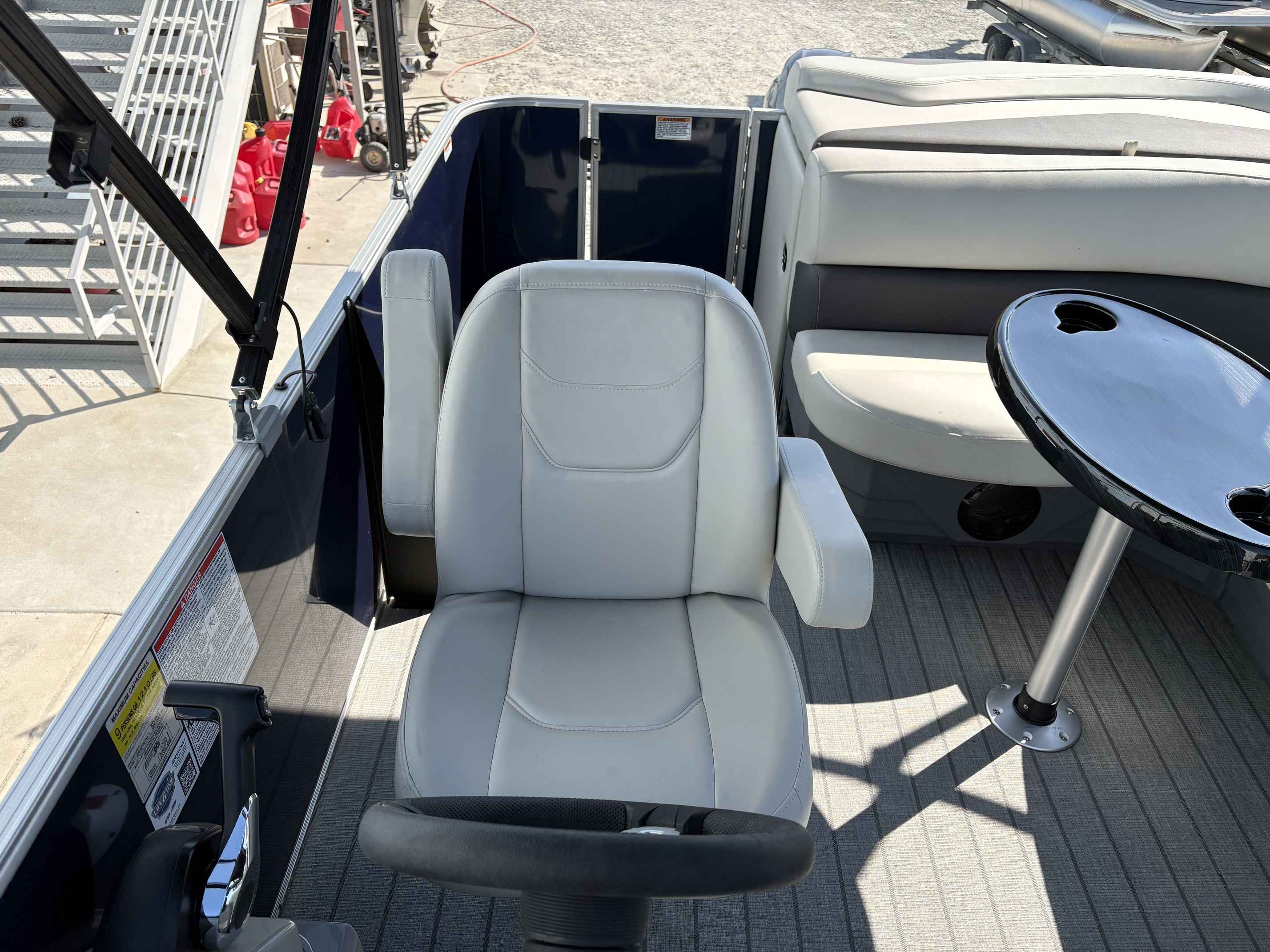 2025 Sylvan Mirage Cruise 820-13